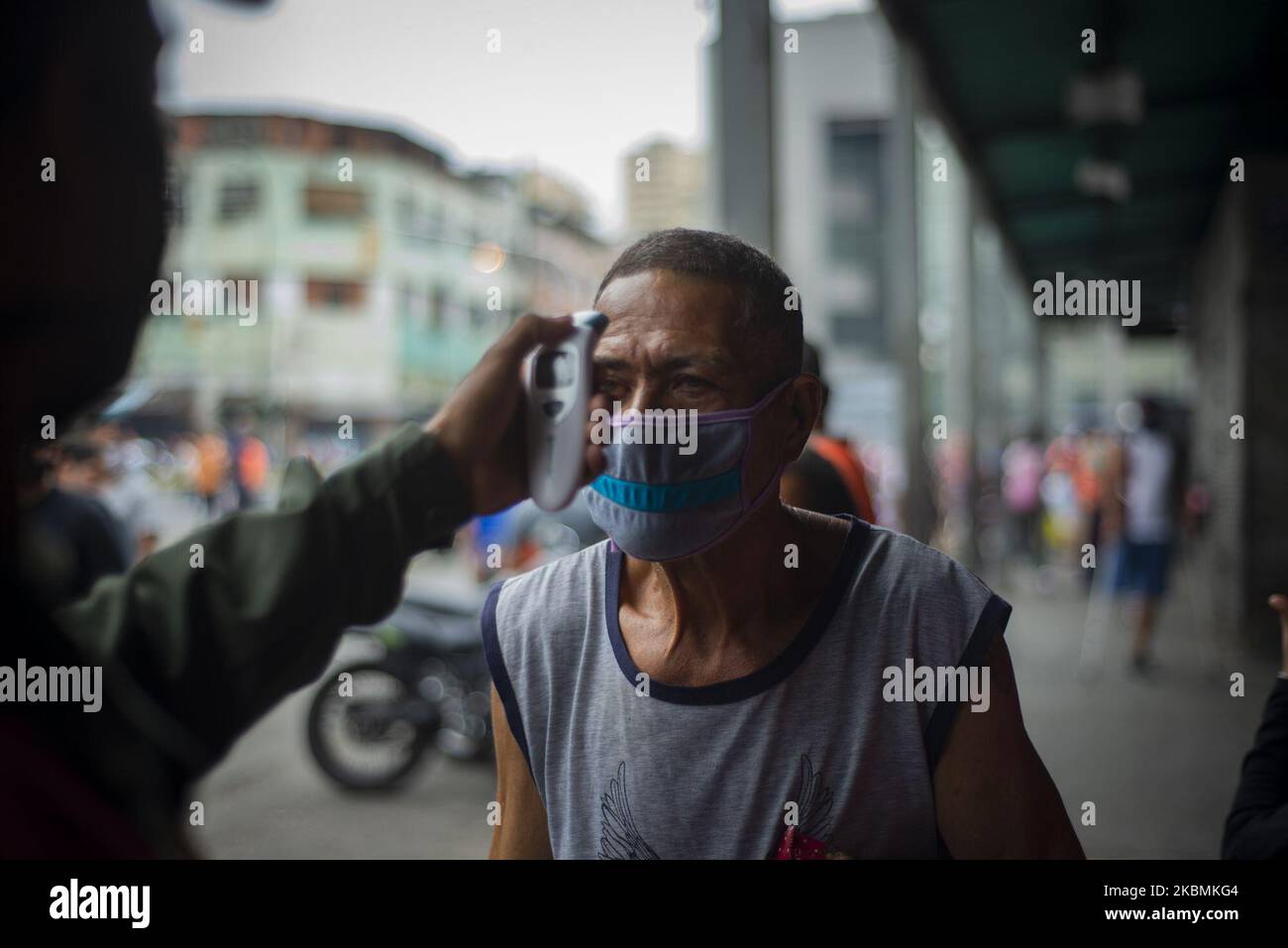 Les gens portant des masques de protection et ils prennent des mesures préventives pour entrer au Mercado de Quinta Crespo contre la propagation du nouveau coronavirus COVID-19, à Caracas, Venezuela, sur 19 avril 2020. (Photo de Jonathan Lanza/NurPhoto) Banque D'Images