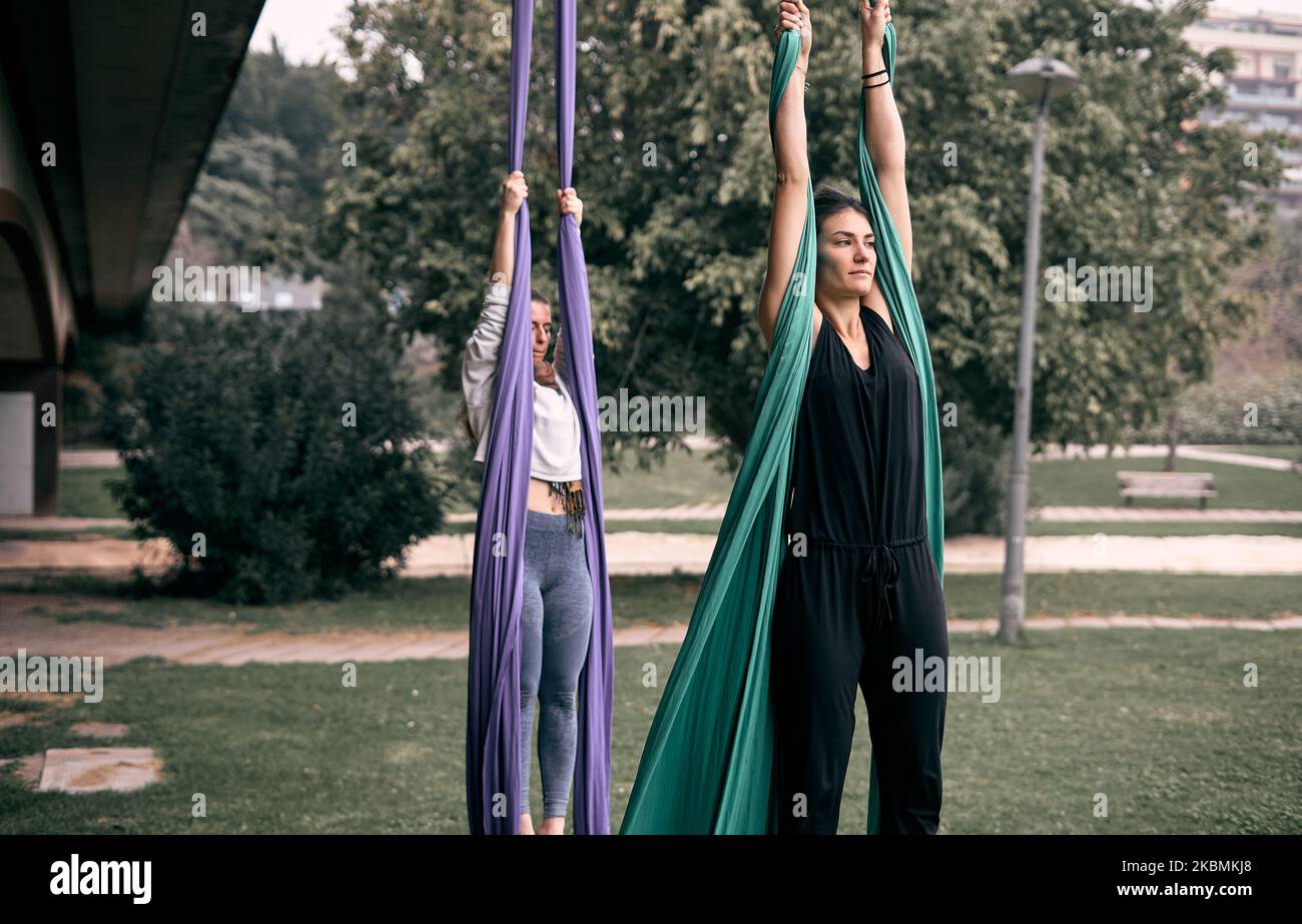 Jeune femme caucasienne se réchauffant avant leur entraînement dans un parc de la ville. Banque D'Images