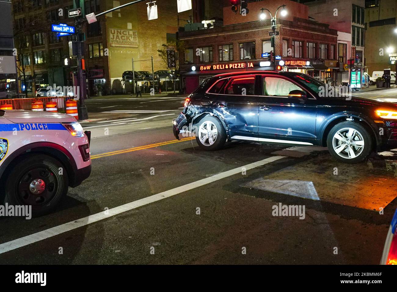 Vue d'un accident de voiture le long de 34th Street et 8th Ave, New York City, États-Unis pendant une pandémie de coronavirus à 19 avril 2020. Les collisions de la circulation sont en chute libre dans plusieurs villes des États-Unis. (Photo de John Nacion/NurPhoto) Banque D'Images