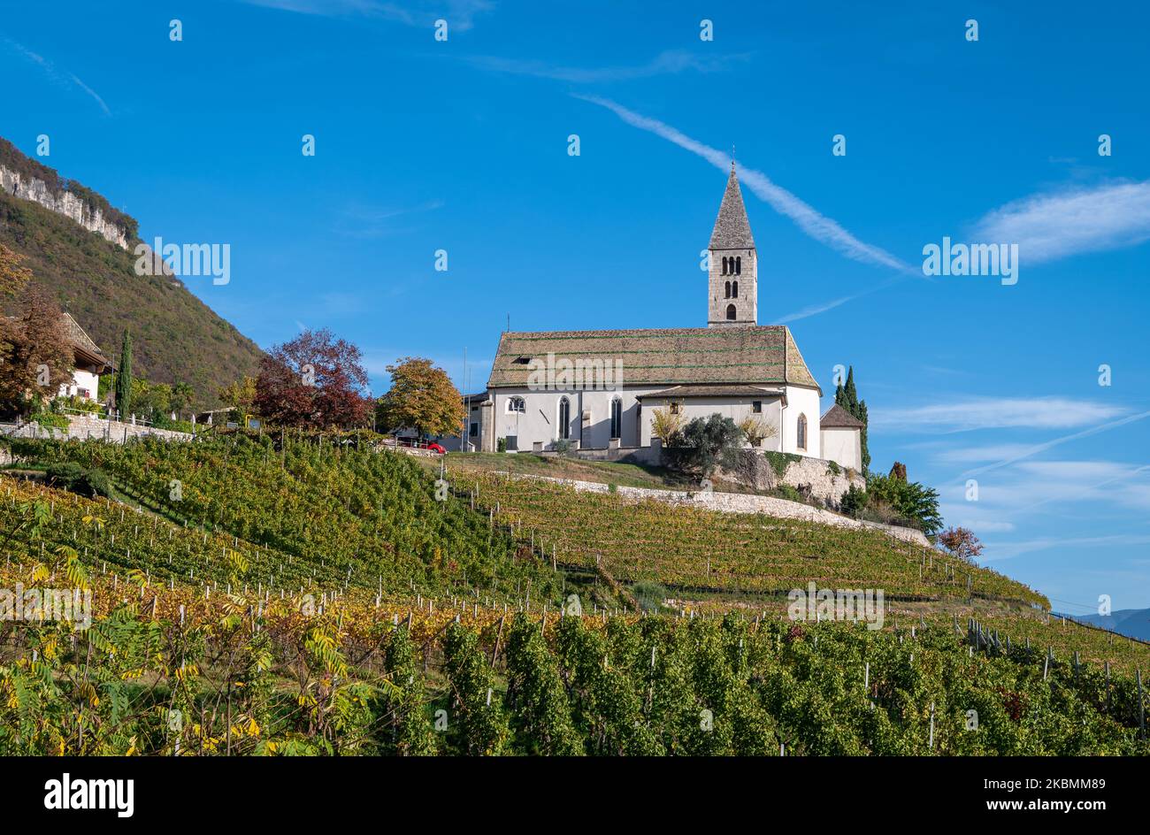 Cortaccia / Kurtatsch, province de Bolzano, Tyrol du Sud, Italie du Nord, Europe. Paysage d'automne avec l'église Saint-Vigilius. Banque D'Images
