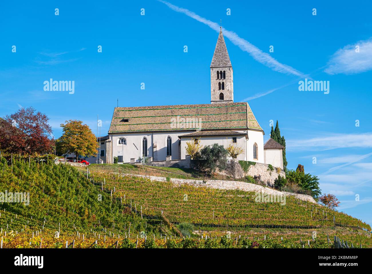 Cortaccia / Kurtatsch, province de Bolzano, Tyrol du Sud, Italie du Nord, Europe. Paysage d'automne avec l'église Saint-Vigilius. Banque D'Images