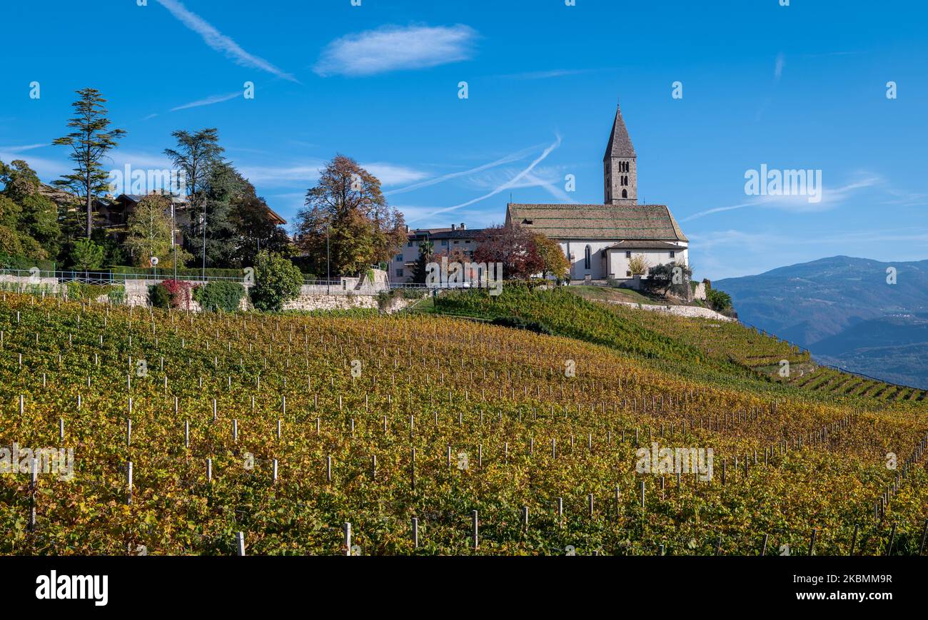 Cortaccia / Kurtatsch, province de Bolzano, Tyrol du Sud, Italie du Nord, Europe. Paysage d'automne avec l'église Saint-Vigilius. Banque D'Images