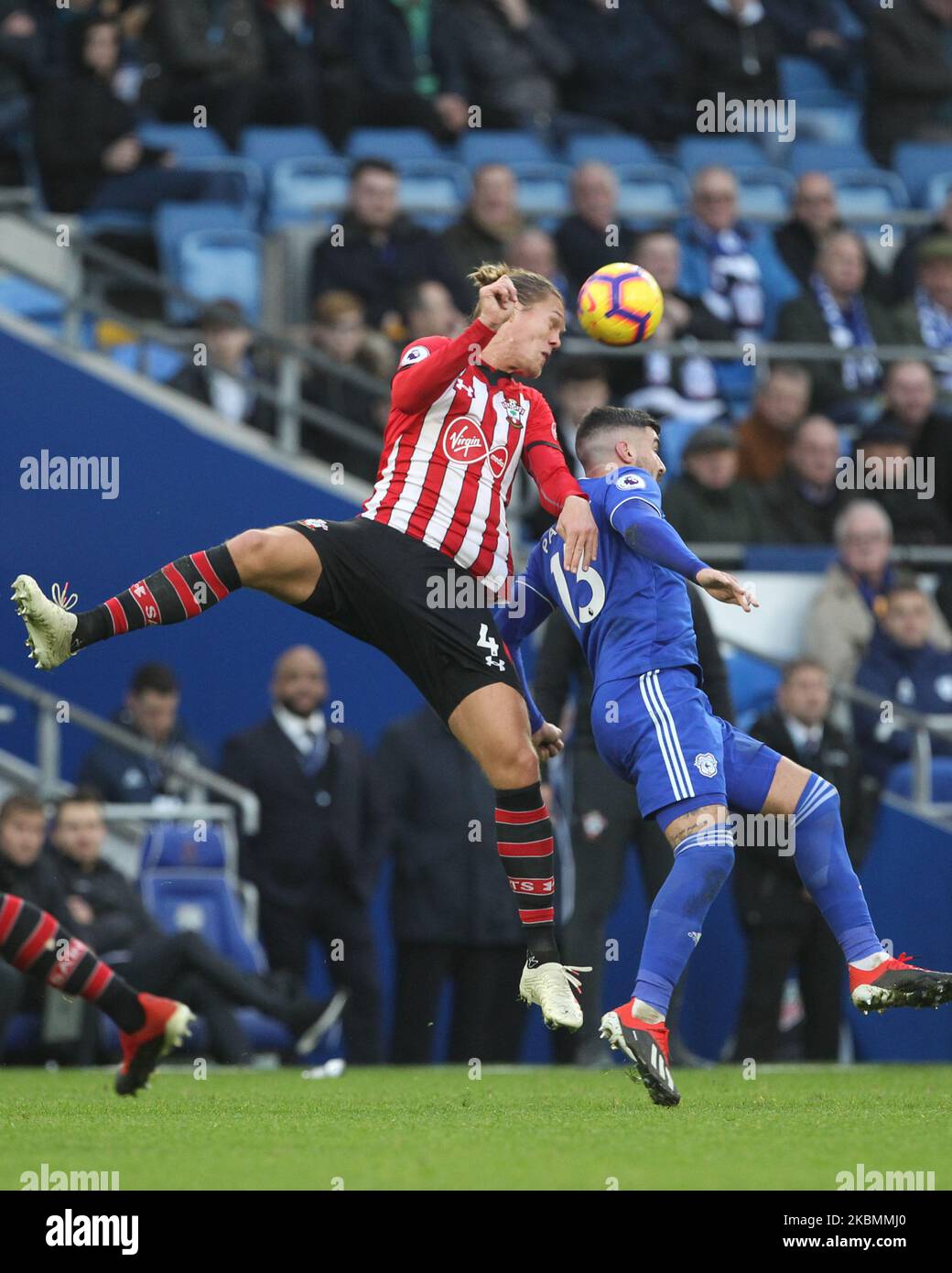 Jannik Vestergaard de Southampton est en compétition avec Callum Paterson lors du match de la première ligue entre Cardiff City et Southampton au Cardiff City Stadium, à Cardiff, le samedi 8th décembre 2018. (Photo de Mark Fletcher/MI News/NurPhoto) Banque D'Images