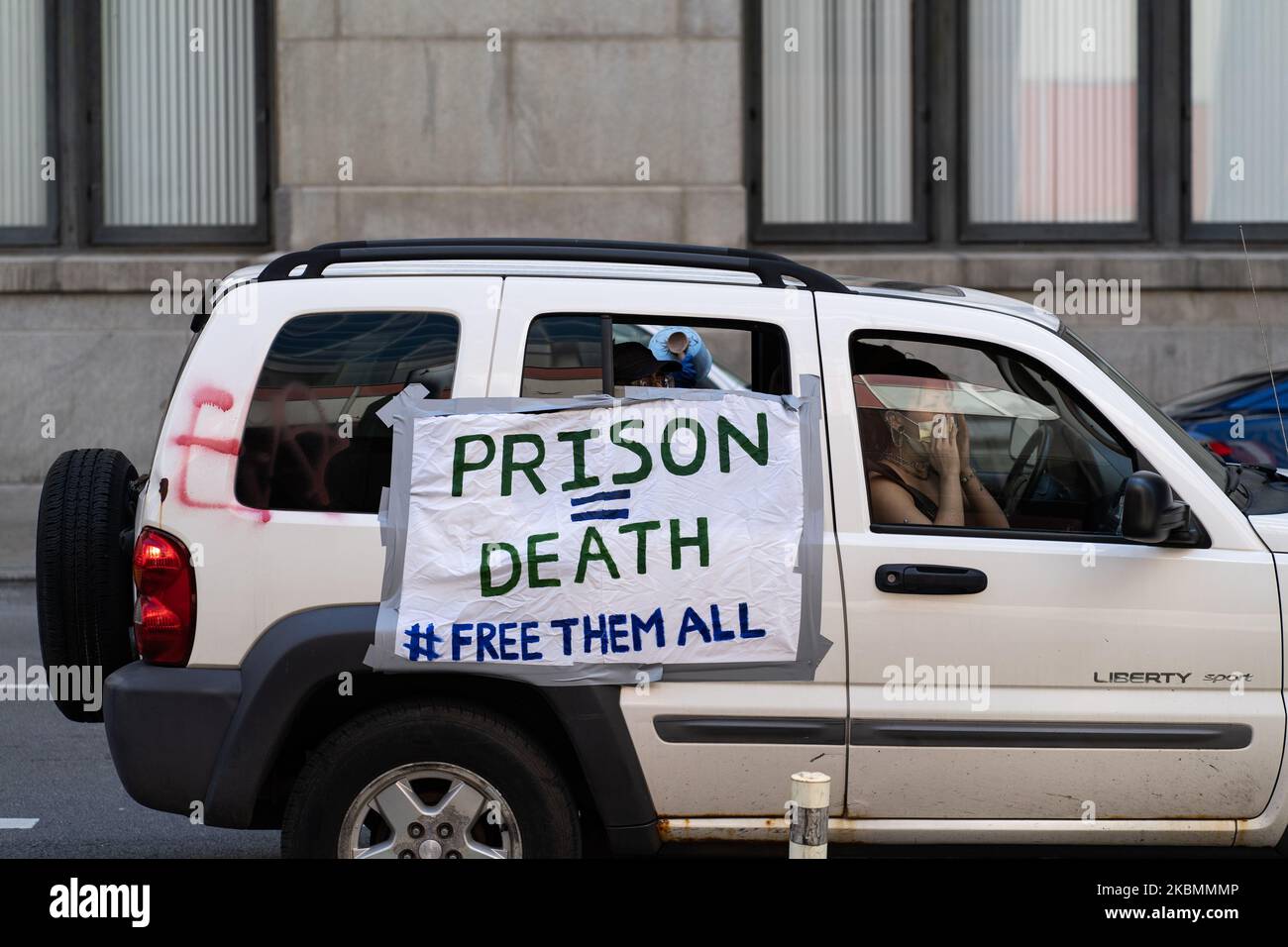 Des manifestants dans une caravane de voitures affichent des panneaux alors qu'ils encerclent le Thompson Centre dans le centre-ville de Chicago, demandant la libération de tous les détenus pendant la pandémie COVID-19 à 20 avril 2020. Hier, un quatrième détenu de la prison du comté de Cook à Chicago est décédé après avoir été jugé positif pour la COVID-19. (Photo de Max Herman/NurPhoto) Banque D'Images