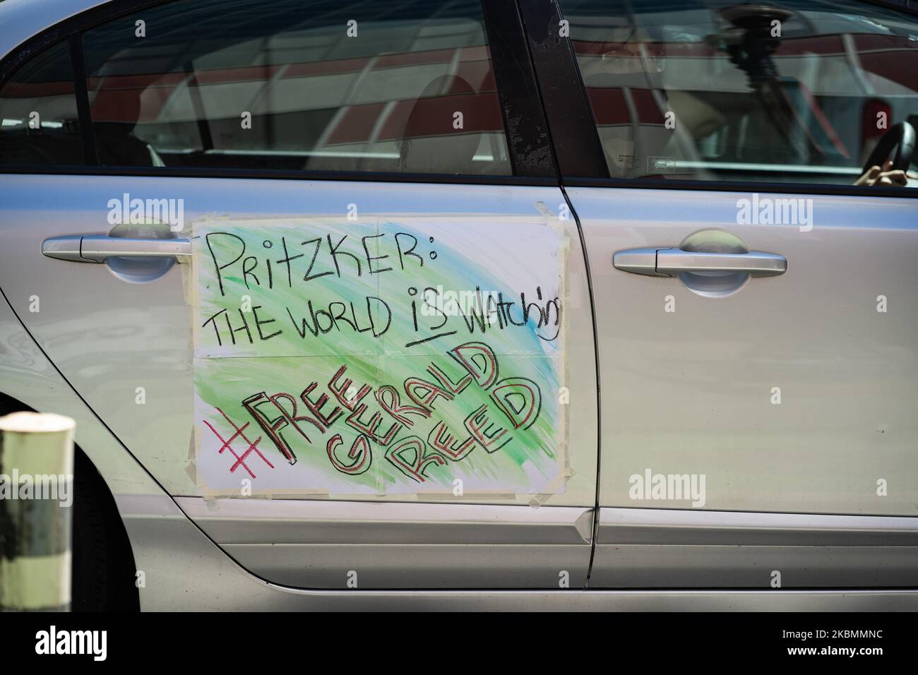 Des manifestants dans une caravane de voitures affichent des panneaux alors qu'ils encerclent le Thompson Centre dans le centre-ville de Chicago, demandant la libération de tous les détenus pendant la pandémie COVID-19 à 20 avril 2020. Hier, un quatrième détenu de la prison du comté de Cook à Chicago est décédé après avoir été jugé positif pour la COVID-19. (Photo de Max Herman/NurPhoto) Banque D'Images