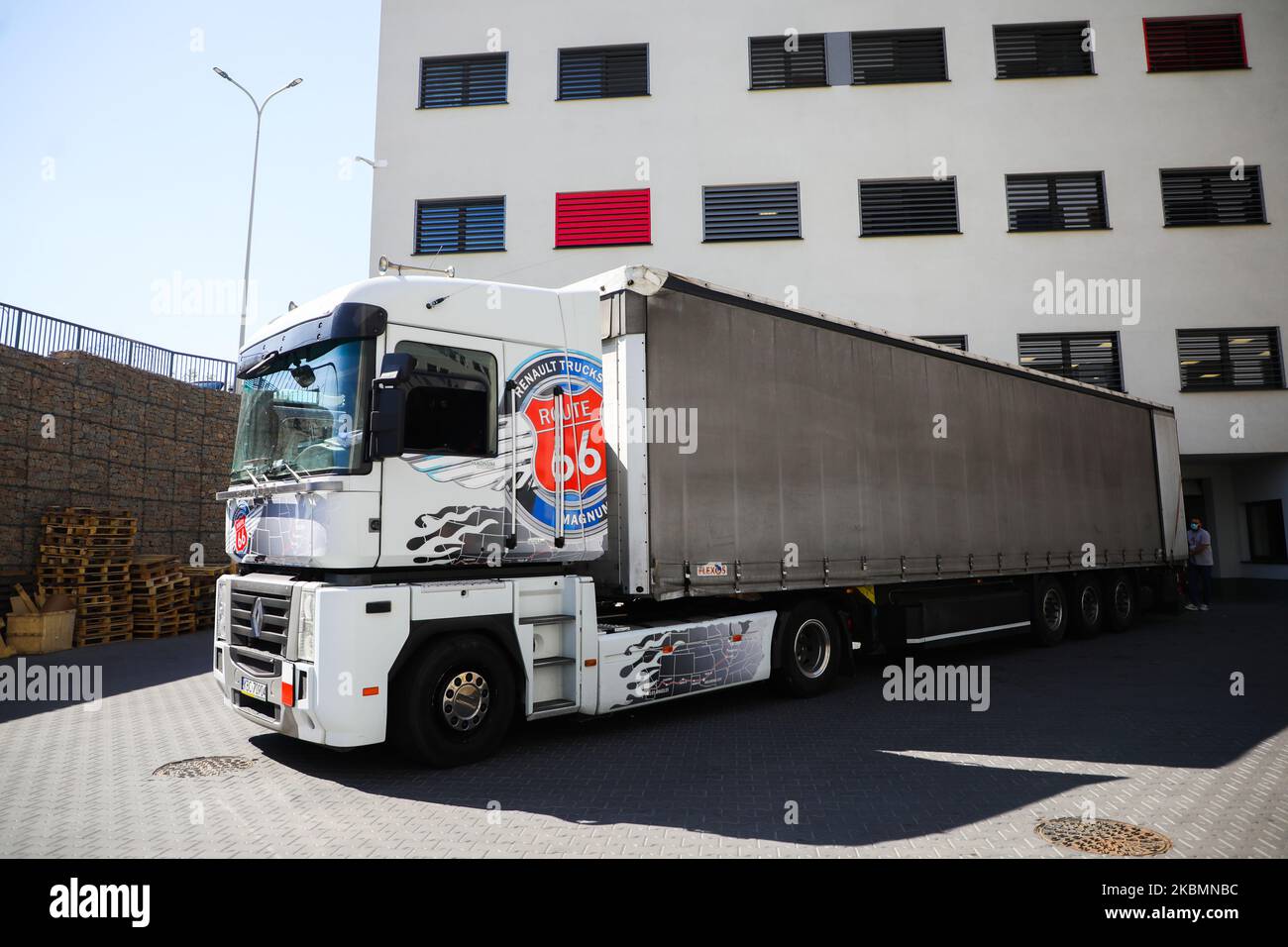 Un camion transportant des fournitures médicales pour les travailleurs de la santé qui luttent contre le coronavirus est arrivé à l'hôpital universitaire de Cracovie, en Pologne, sur 21 avril 2020. L'équipement de protection individuelle, y compris les masques, les gants, les écrans faciaux, les robes et les uniformes, a été acheté dans le cadre du bouclier anti-crise de la Pologne de Lesser. (Photo de Beata Zawrzel/NurPhoto) Banque D'Images