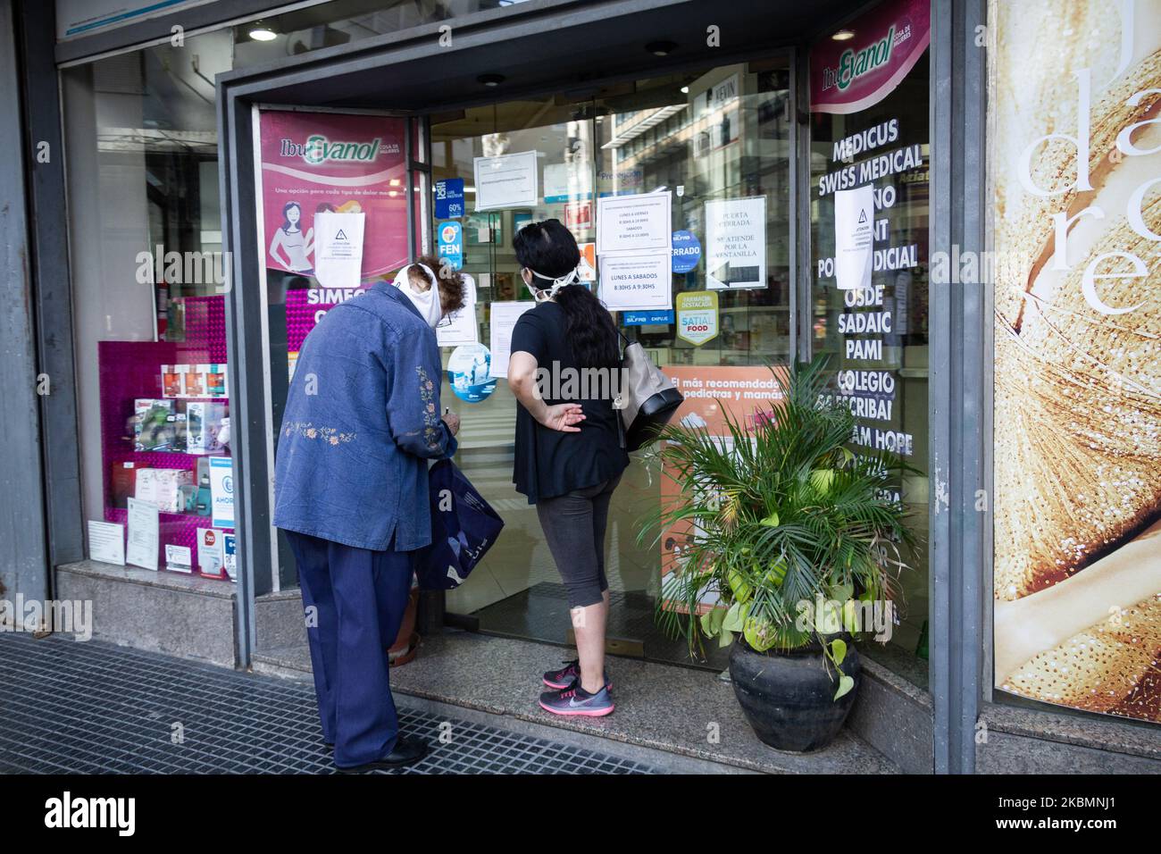 Les gens attendant à l'extérieur d'une pharmacie pour acheter des médicaments pendant le confinement imposé par le gouvernement contre la propagation du nouveau coronavirus, COVID-19, à Buenos Aires, Argentine, sur 21 avril, 2020. (Photo de Federico Rotter/NurPhoto) Banque D'Images