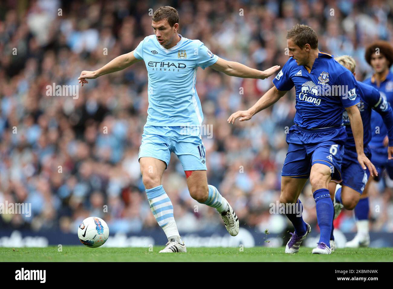 Edin Dzeko de Manchester City et Phil Jagielka d'Everton lors du match de première ligue entre Manchester City et Everton à l'Etihad Stadiun, Manchester, le samedi 24th septembre 2011. (Photo par Eddit Garvey/MI News/NurPhoto) Banque D'Images