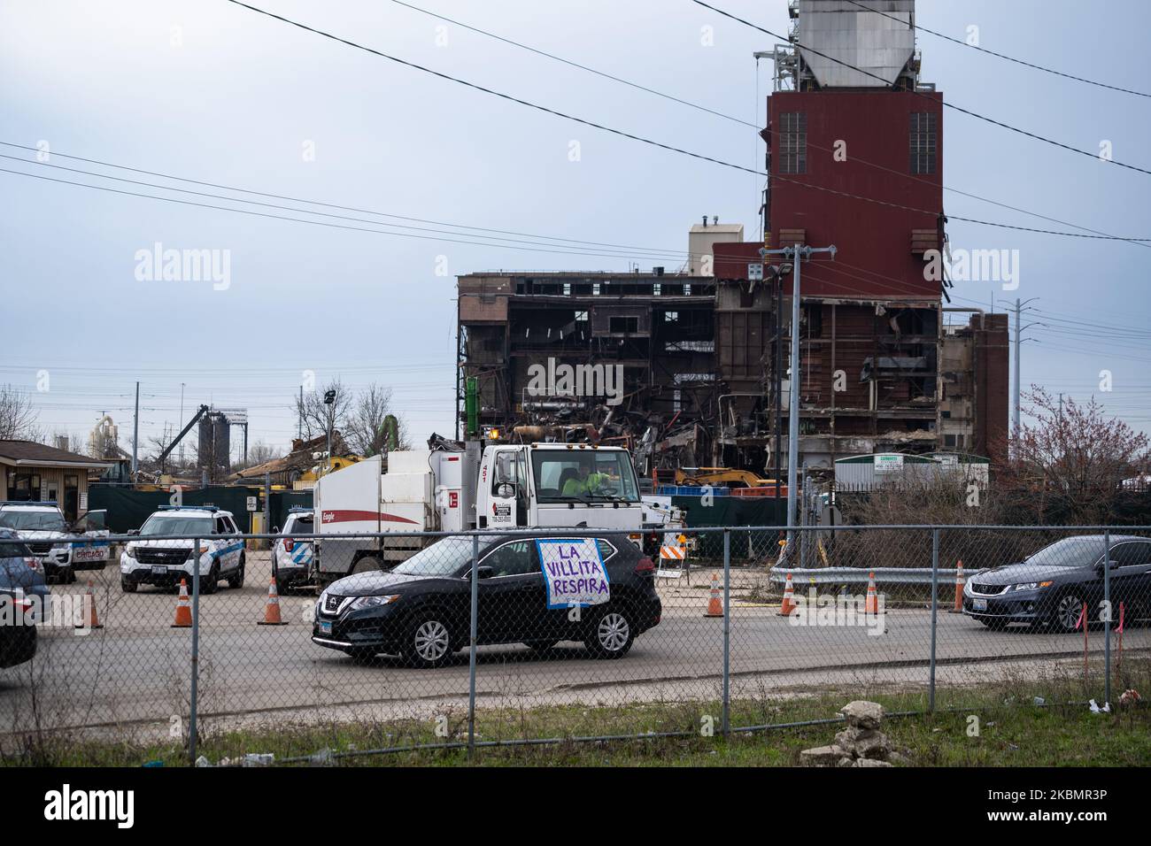 Des manifestants dans une caravane de voitures se rassemblent en face de la centrale électrique de Crawford, dans le quartier de Little Village à Chicago, dans le cadre d'une action du jour de la Terre au jour de mai sur 22 avril 2020. Aujourd'hui détenu par Hilco Redéveloppement Partners, le site de Crawford a fait l'objet de critiques accrues après la démolition d'une cheminée de fumée qui a occulté le quartier environnant dans la poussière plus tôt en avril lors de la pandémie COVID-19. (Photo de Max Herman/NurPhoto) Banque D'Images