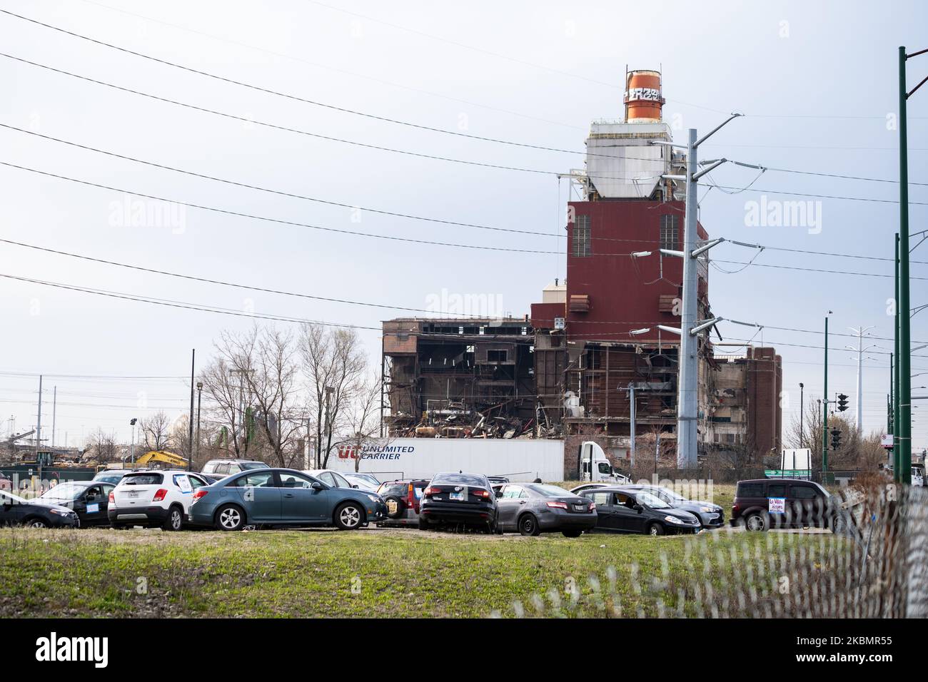 Des manifestants dans une caravane de voitures se rassemblent en face de la centrale électrique de Crawford, dans le quartier de Little Village à Chicago, dans le cadre d'une action du jour de la Terre au jour de mai sur 22 avril 2020. Aujourd'hui détenu par Hilco Redéveloppement Partners, le site de Crawford a fait l'objet de critiques accrues après la démolition d'une cheminée de fumée qui a occulté le quartier environnant dans la poussière plus tôt en avril lors de la pandémie COVID-19. (Photo de Max Herman/NurPhoto) Banque D'Images