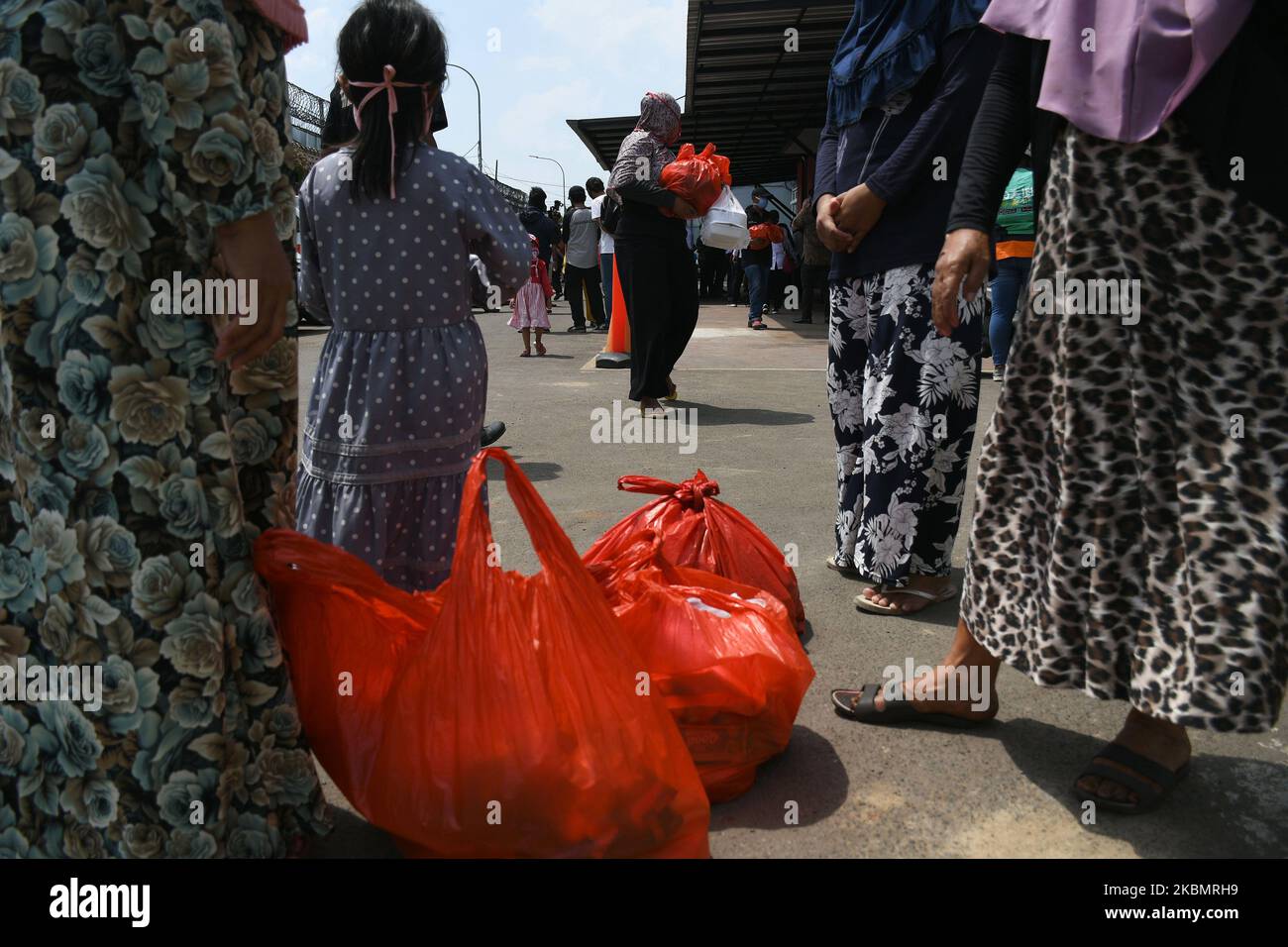 Les résidents reçoivent des sacs d'épicerie pendant la pandémie Covid-19 à la prison de Cipinang à Jakarta, on 23 avril,2020. Des centaines de gardiens ont donné des articles d'épicerie aux pauvres de la zone située à l'extérieur du complexe de logement du centre de détention. (Photo de Dasril Roszandi/NurPhoto) Banque D'Images