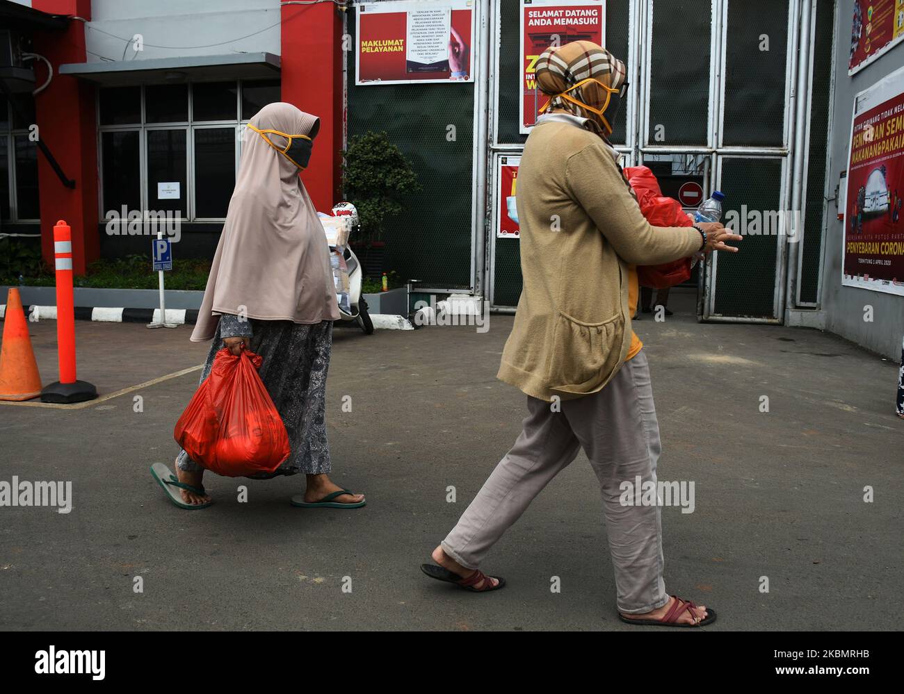 Les résidents reçoivent des sacs d'épicerie pendant la pandémie Covid-19 à la prison de Cipinang à Jakarta, on 23 avril,2020. Des centaines de gardiens ont donné des articles d'épicerie aux pauvres de la zone située à l'extérieur du complexe de logement du centre de détention. (Photo de Dasril Roszandi/NurPhoto) Banque D'Images