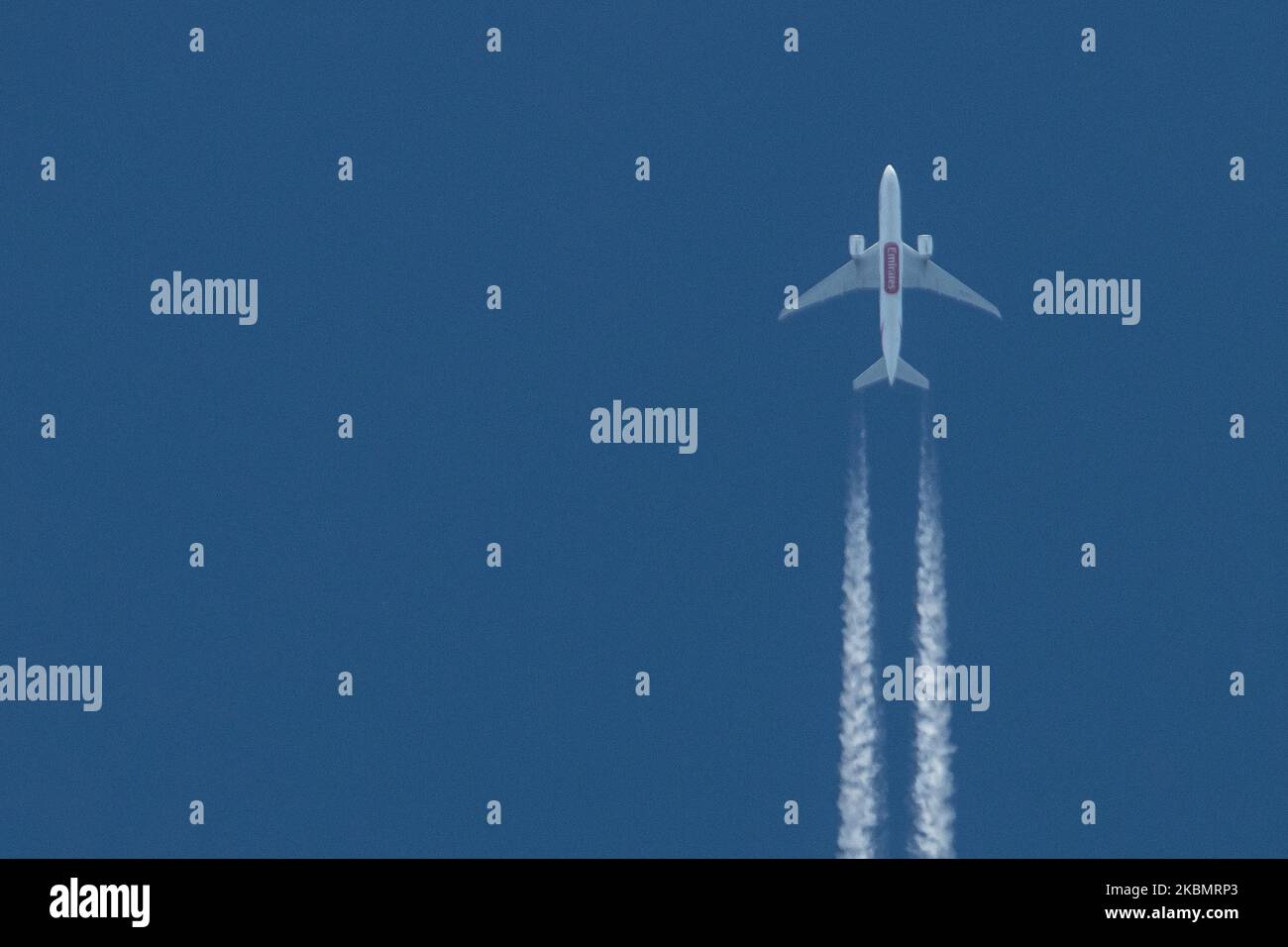 Un avion Emirates Sky Cargo Boeing 777F tel qu'il a été vu survoler dans le ciel bleu grec au-dessus de la ville de Thessalonique, Grèce, sur 23 avril 2020 formant des contrails ou des cheminces, vapeur blanche derrière. L'avion est un Boeing B777-F1H avec enregistrement A6-EFF vol à 34,000feet de Dubaï, Émirats Arabes Unis DXB aéroport international à Madrid, Espagne MAD transportant des marchandises pendant l'ère de la pandémie de coronavirus COVID-19. Emirates SkyCargo est la division fret aérien d'Emirates Airlines. (Photo de Nicolas Economou/NurPhoto) Banque D'Images