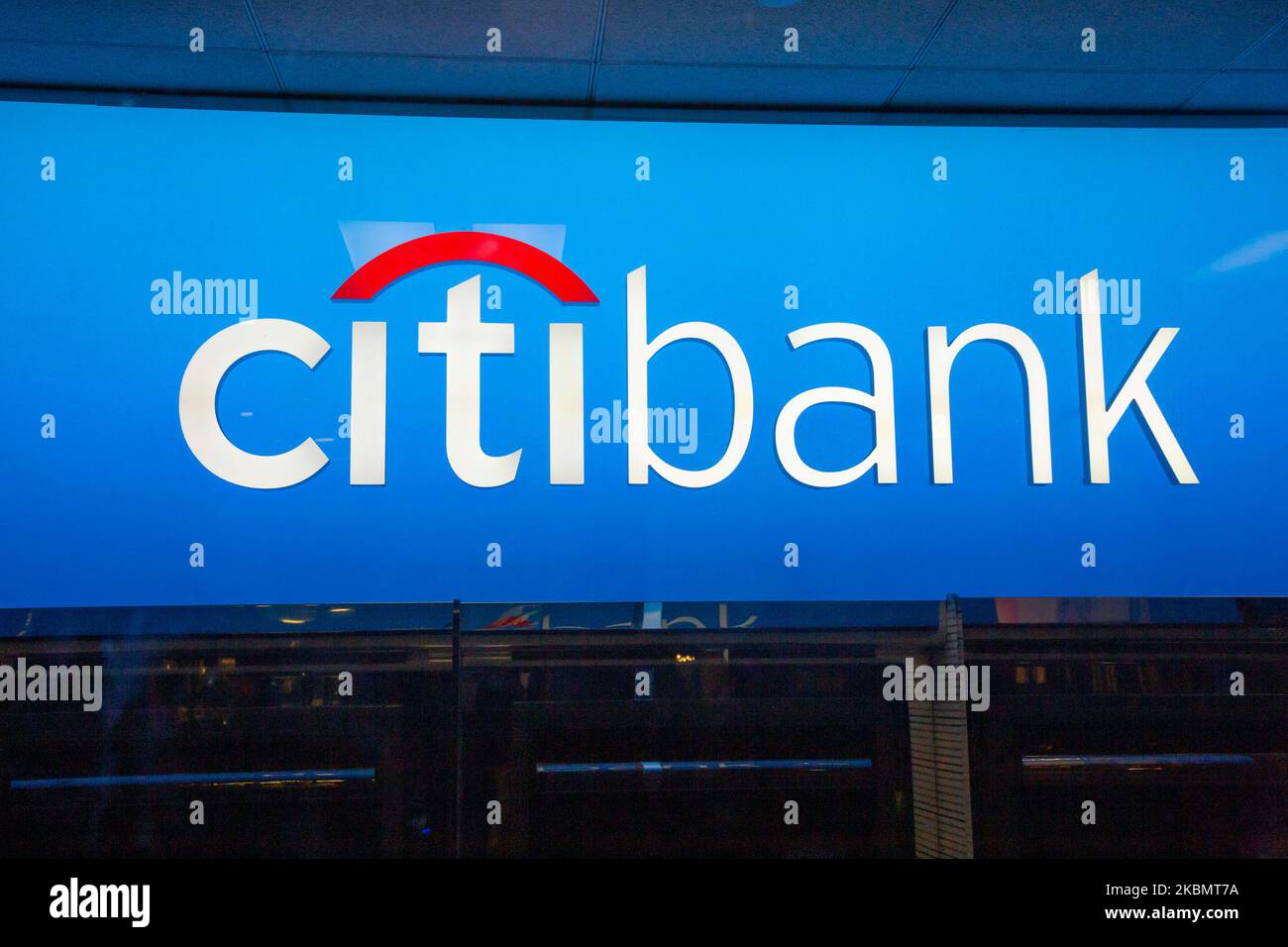Une succursale de Citibank au 6th Avenue à New York City, États-Unis, vue pendant la nuit avec ATM et logo éclairé. Citibank Financial institution est la division consommateurs de la multinationale de services financiers Citigroup, fondée en 1812 sous le nom de City Bank of New York. NY, États-Unis d'Amérique. (Photo de Nicolas Economou/NurPhoto) Banque D'Images