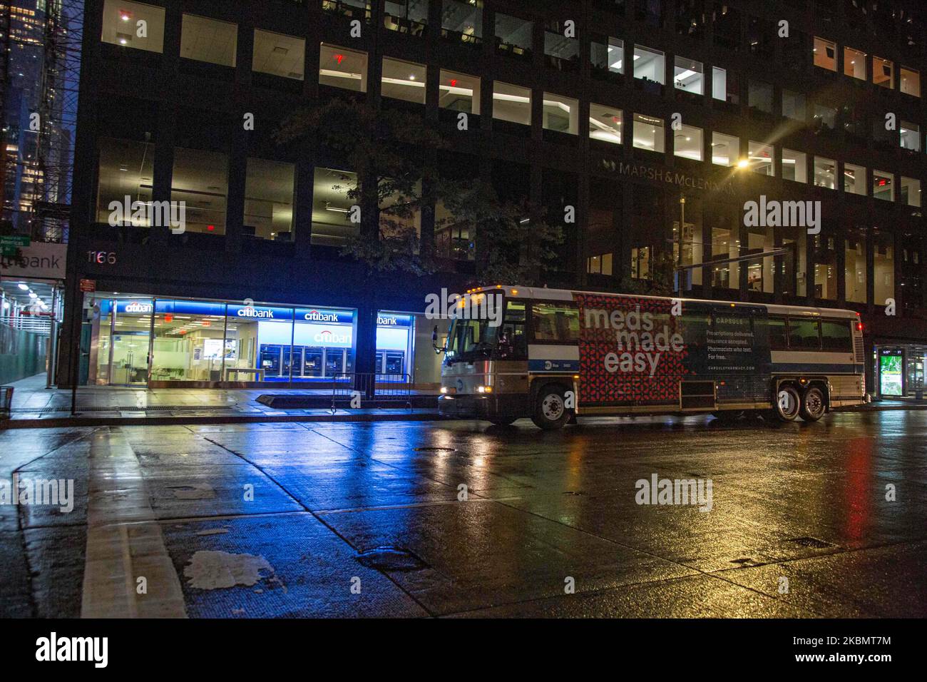 Une succursale de Citibank au 6th Avenue à New York City, États-Unis, vue pendant la nuit avec ATM et logo éclairé. Citibank Financial institution est la division consommateurs de la multinationale de services financiers Citigroup, fondée en 1812 sous le nom de City Bank of New York. NY, États-Unis d'Amérique. (Photo de Nicolas Economou/NurPhoto) Banque D'Images