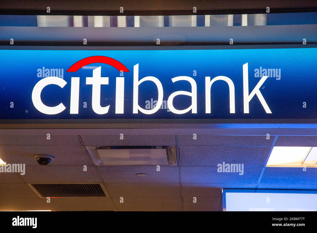 Une succursale de Citibank au 6th Avenue à New York City, États-Unis, vue pendant la nuit avec ATM et logo éclairé. Citibank Financial institution est la division consommateurs de la multinationale de services financiers Citigroup, fondée en 1812 sous le nom de City Bank of New York. NY, États-Unis d'Amérique. (Photo de Nicolas Economou/NurPhoto) Banque D'Images
