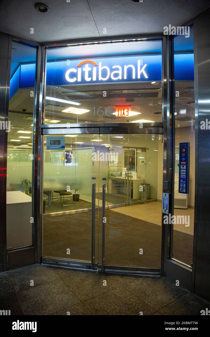 Entrée de Citibank avec logo éclairé sur le dessus. Une succursale de Citibank au 6th Avenue à New York City, États-Unis, vue pendant la nuit avec ATM et logo éclairé. Citibank Financial institution est la division consommateurs de la multinationale de services financiers Citigroup, fondée en 1812 sous le nom de City Bank of New York. NY, États-Unis d'Amérique. (Photo de Nicolas Economou/NurPhoto) Banque D'Images