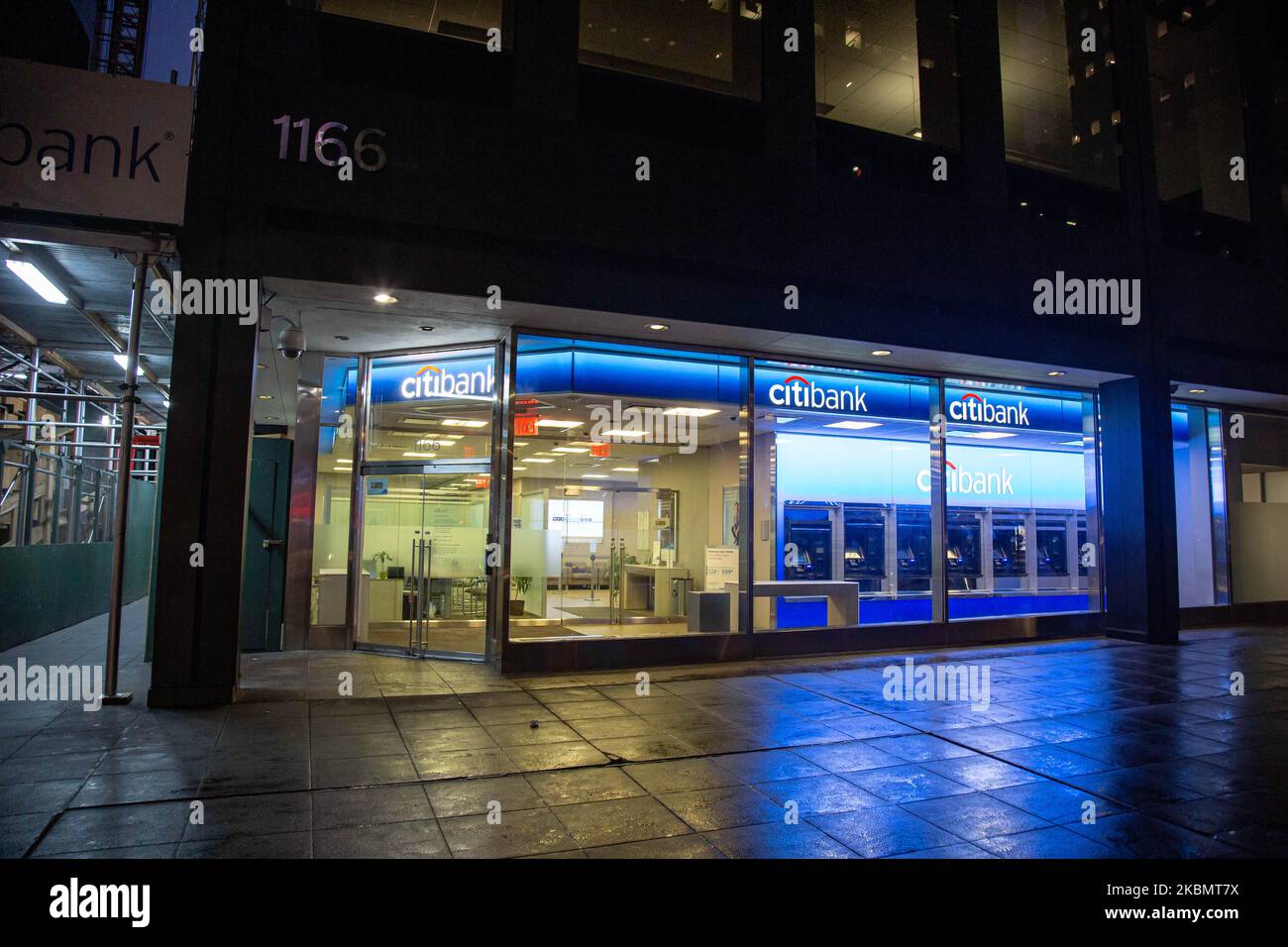 Une succursale de Citibank au 6th Avenue à New York City, États-Unis, vue pendant la nuit avec ATM et logo éclairé. Citibank Financial institution est la division consommateurs de la multinationale de services financiers Citigroup, fondée en 1812 sous le nom de City Bank of New York. NY, États-Unis d'Amérique. (Photo de Nicolas Economou/NurPhoto) Banque D'Images