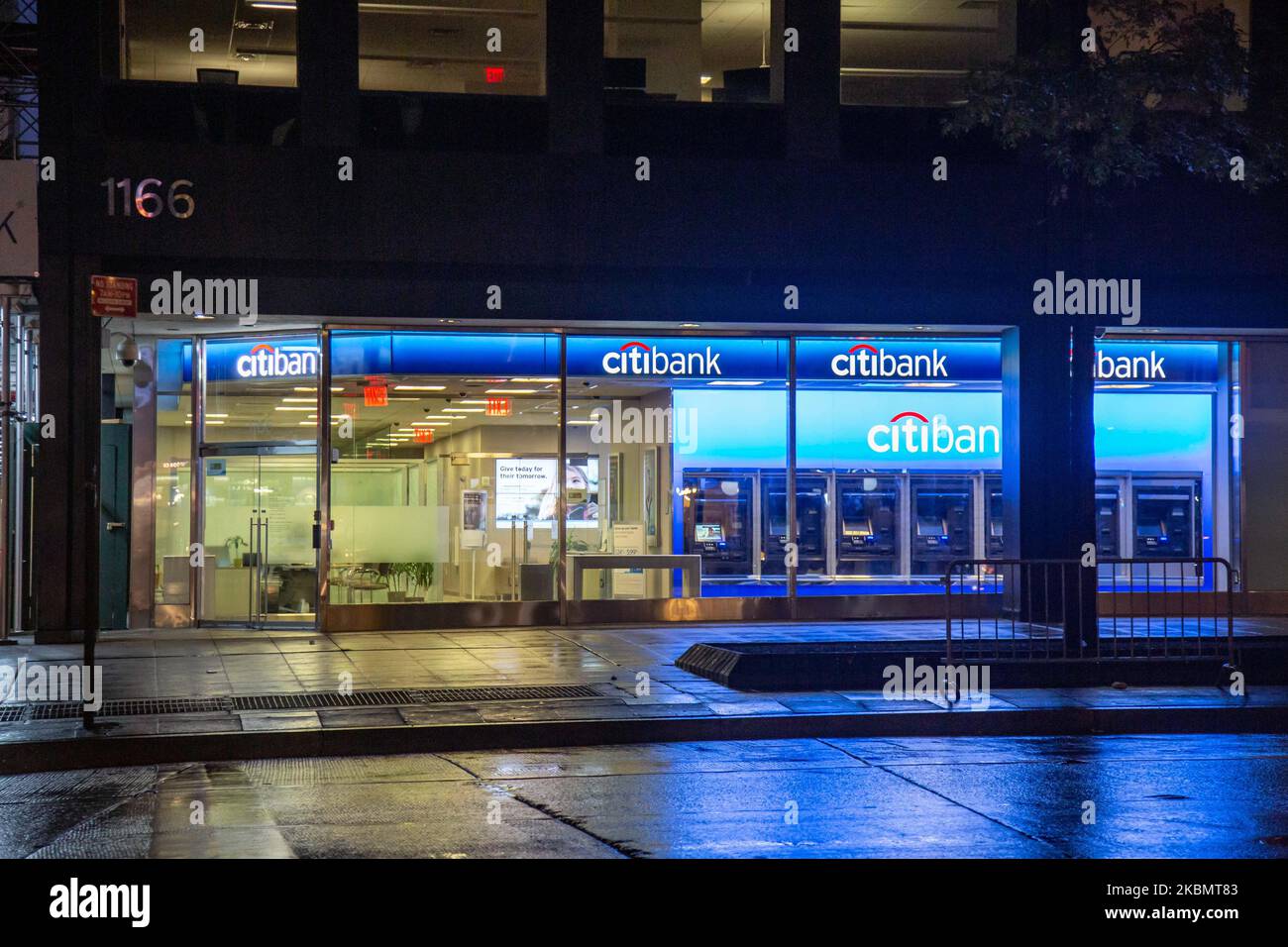 Une succursale de Citibank au 6th Avenue à New York City, États-Unis, vue pendant la nuit avec ATM et logo éclairé. Citibank Financial institution est la division consommateurs de la multinationale de services financiers Citigroup, fondée en 1812 sous le nom de City Bank of New York. NY, États-Unis d'Amérique. (Photo de Nicolas Economou/NurPhoto) Banque D'Images