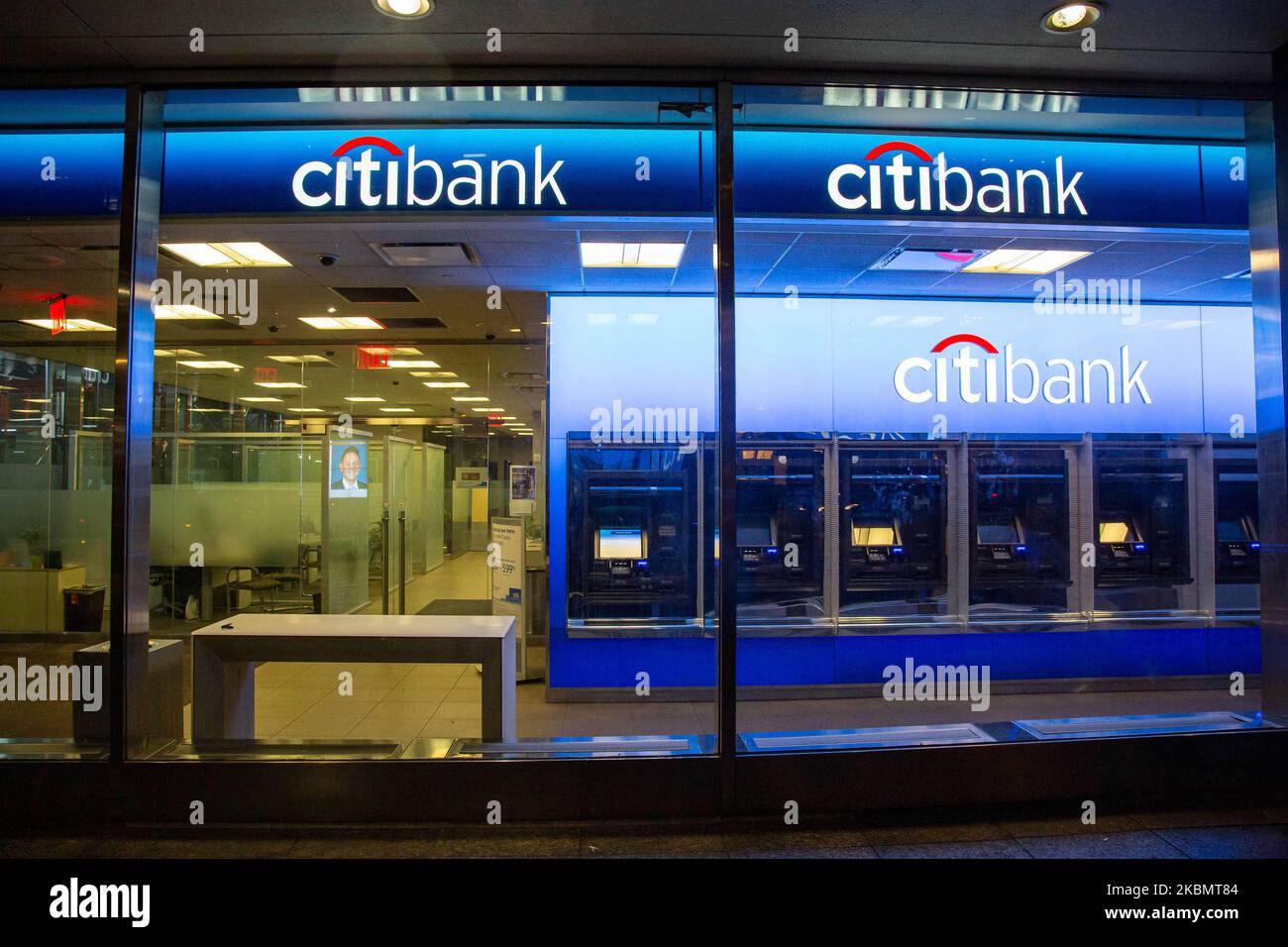 Un groupe de distributeurs automatiques de billets. Une succursale de Citibank au 6th Avenue à New York City, États-Unis, vue pendant la nuit avec ATM et logo éclairé. Citibank Financial institution est la division consommateurs de la multinationale de services financiers Citigroup, fondée en 1812 sous le nom de City Bank of New York. NY, États-Unis d'Amérique. (Photo de Nicolas Economou/NurPhoto) Banque D'Images