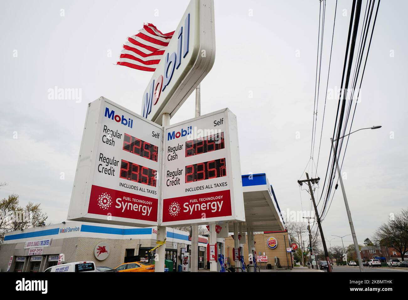 Vue sur une station-service Mobil le long de 164th Street à Queens, New York, États-Unis pendant une pandémie de coronavirus à 23 avril 2020. La jauge de pétrole américaine récupère 20% avec des mouvements sauvages qui continuent à déstabiliser les commerçants. (Photo de John Nacion/NurPhoto) Banque D'Images