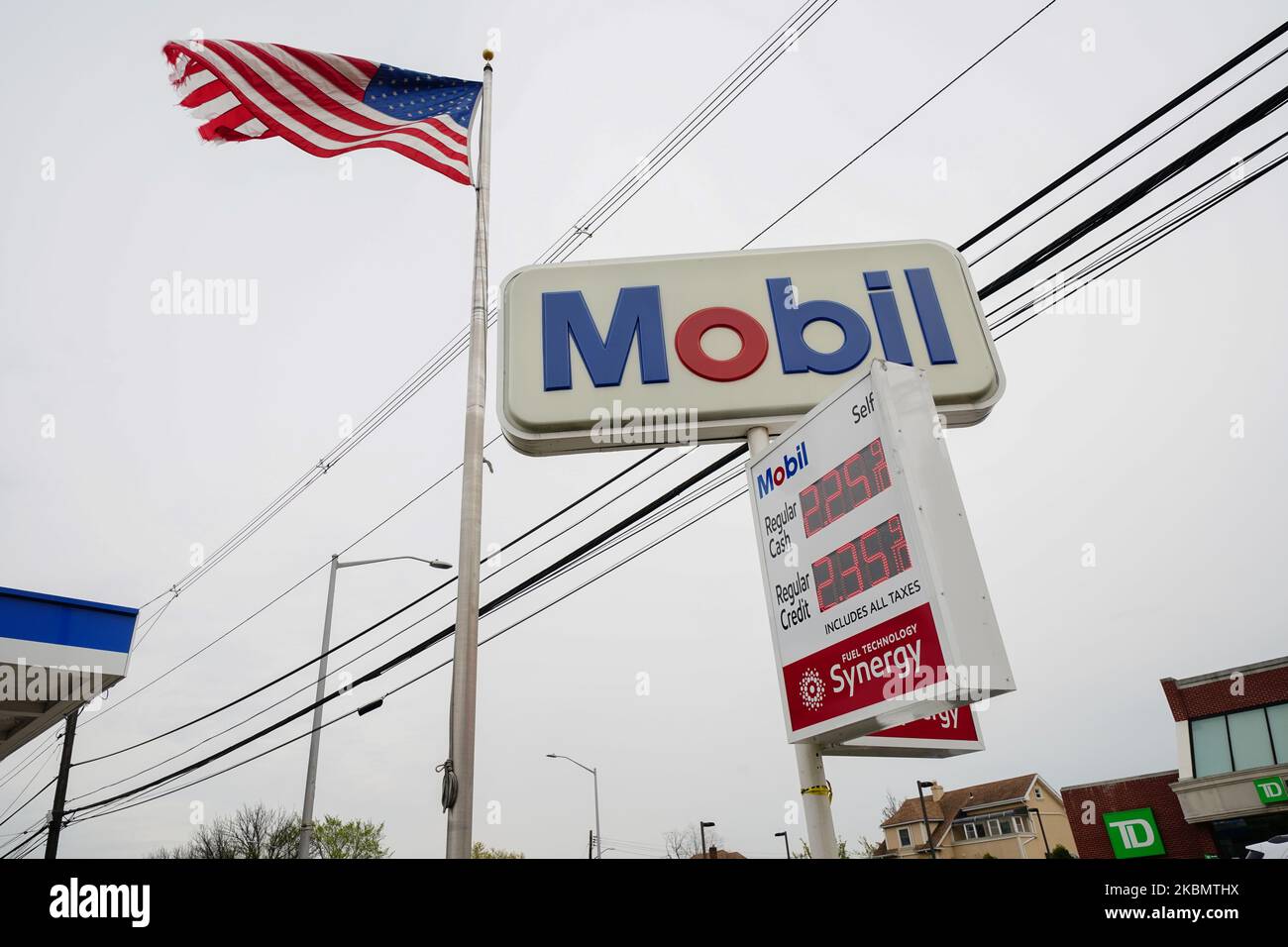Vue sur une station-service Mobil le long de 164th Street à Queens, New York, États-Unis pendant une pandémie de coronavirus à 23 avril 2020. La jauge de pétrole américaine récupère 20% avec des mouvements sauvages qui continuent à déstabiliser les commerçants. (Photo de John Nacion/NurPhoto) Banque D'Images