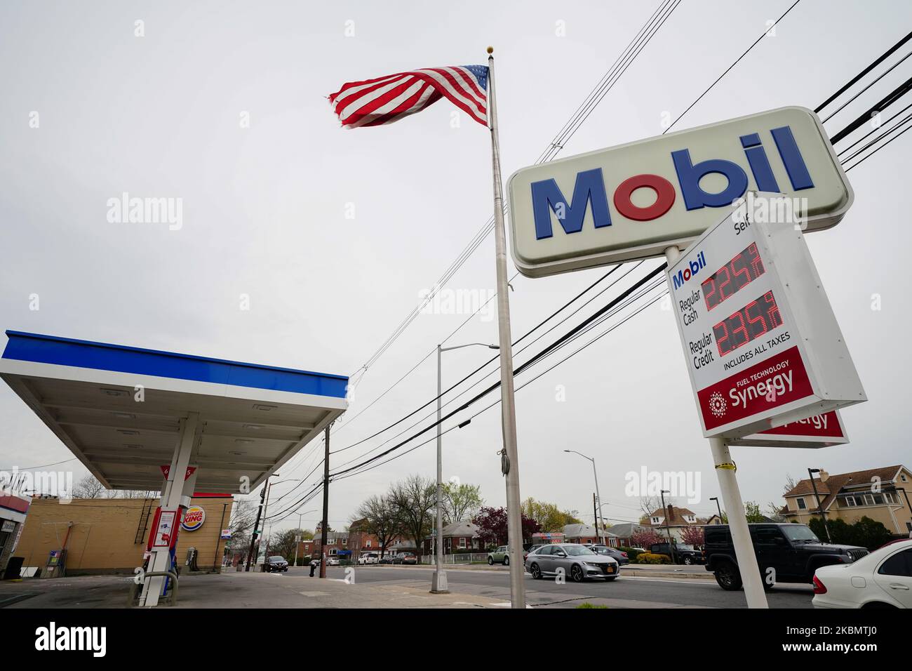 Vue sur une station-service Mobil le long de 164th Street à Queens, New York, États-Unis pendant une pandémie de coronavirus à 23 avril 2020. La jauge de pétrole américaine récupère 20% avec des mouvements sauvages qui continuent à déstabiliser les commerçants. (Photo de John Nacion/NurPhoto) Banque D'Images