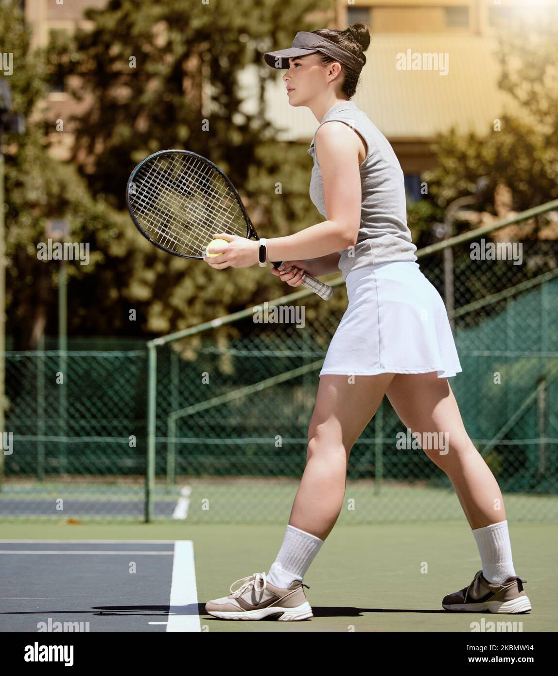 Tennis, court de tennis et femme avec raquette pour la remise en forme et le jeu, l'exercice et le focus pour la compétition sportive en plein air. Balle de tennis, servir et Banque D'Images