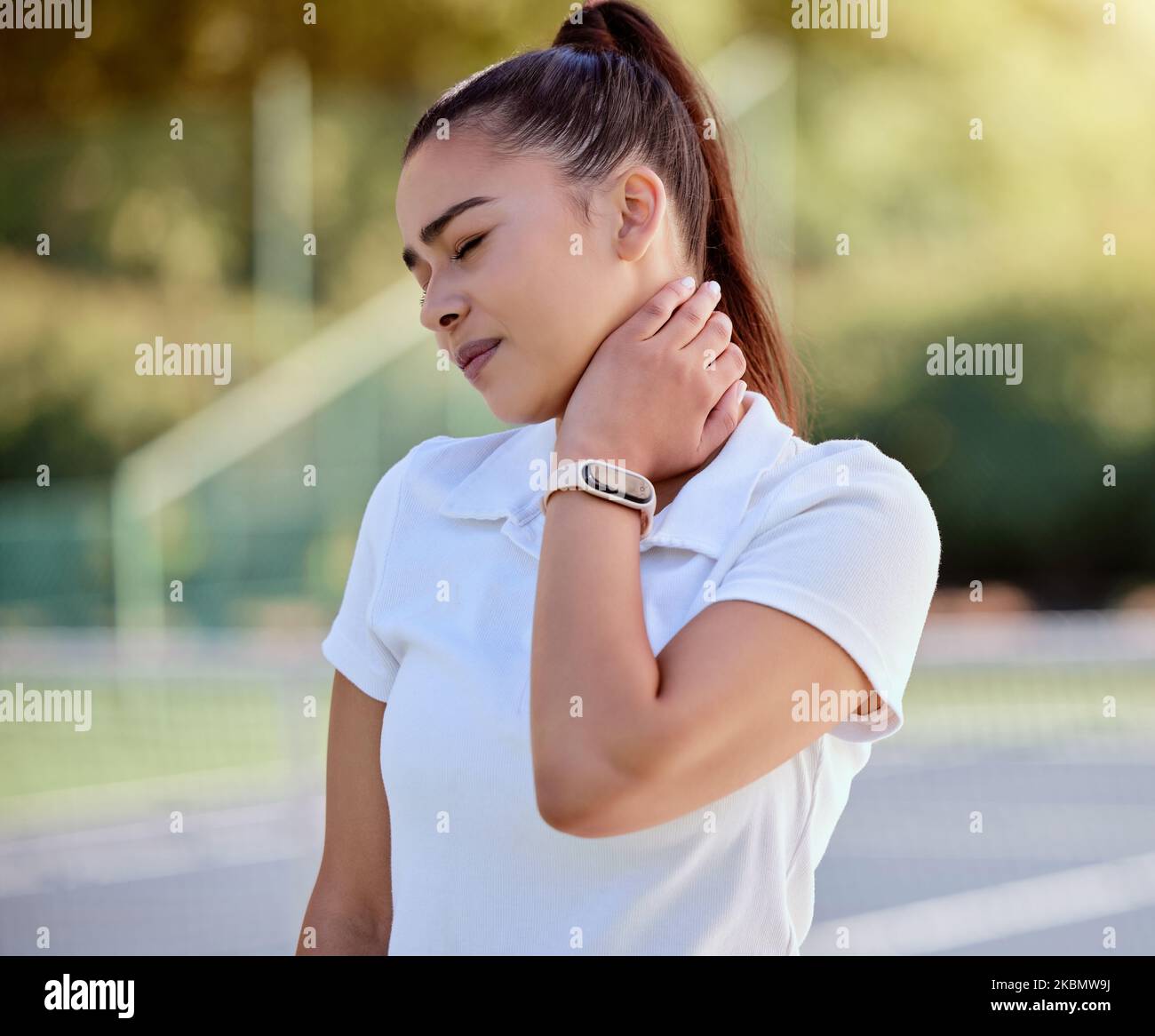 Douleur au cou, athlète de tennis et blessure au muscle ou au nerf de la femme joueur pendant l'entraînement de compétition, d'entraînement et de jeu pour l'exercice. Tennis Banque D'Images