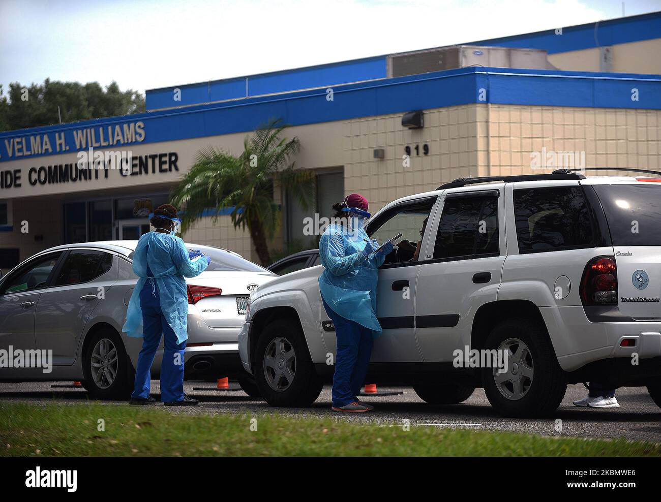 23 avril 2020 - Sanford, Floride, États-Unis - les travailleurs de la santé accueillent les gens qui arrivent en voiture sur un site mobile d'essai de la COVID-19 au centre communautaire de Westside, dans le quartier de Goldsboro de Sanford, en Floride, sur 23 avril 2020. Les autorités sanitaires locales offrent des tests gratuits dans six communautés noires historiques du comté de Seminole pour aider les résidents qui ne sont pas seulement particulièrement vulnérables au coronavirus, mais qui ne peuvent pas se rendre à une clinique de santé ou qui pourraient être incapables de se payer une assurance maladie. (Photo de Paul Hennessy/NurPhoto) Banque D'Images