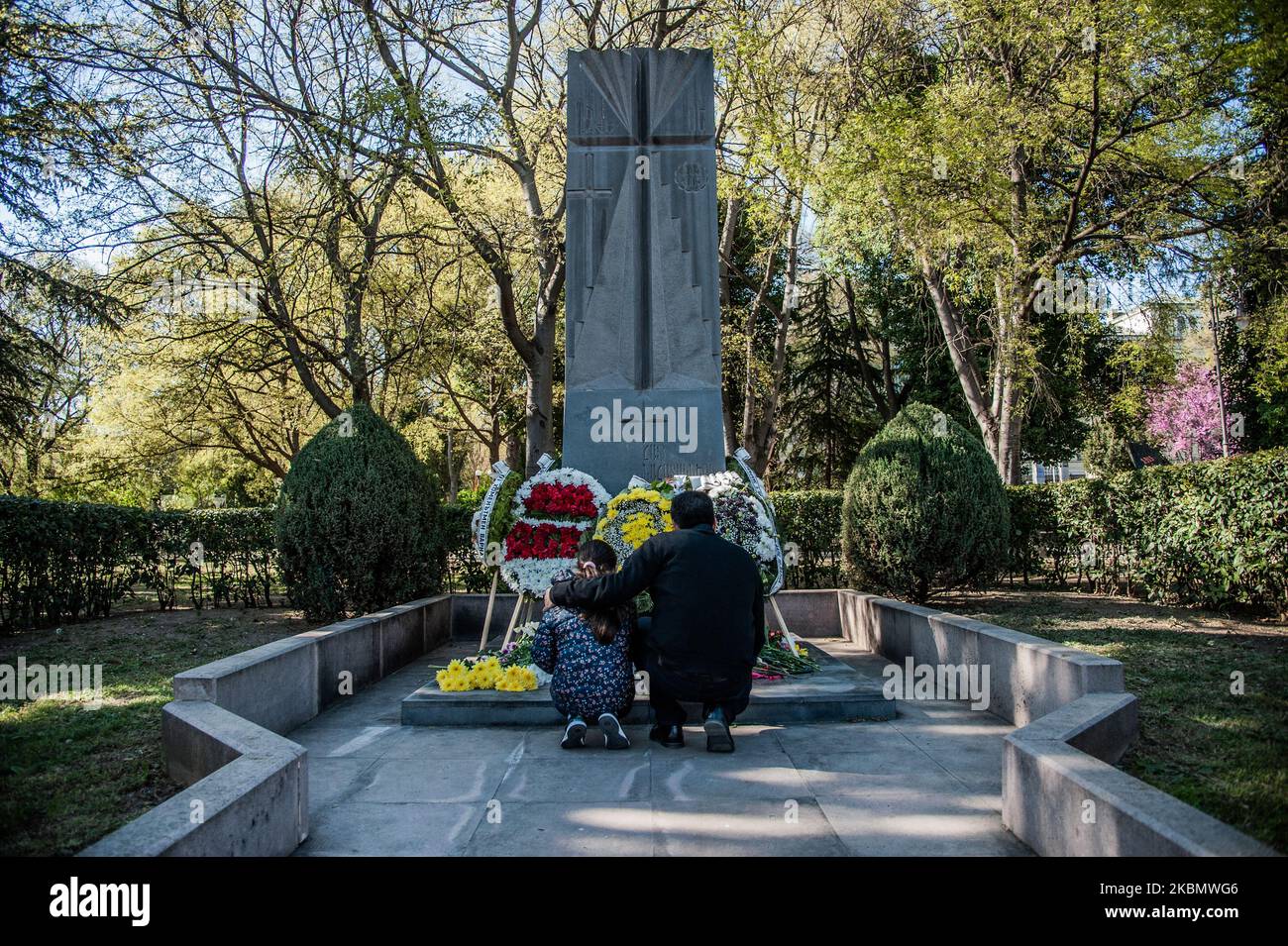 Nerses Ketikian, un prêtre de l'église évangélique arménienne, est vu payer ses respects au monument du génocide arménien à Varna, Bulgarie avec sa fille Araksi. Le 24 avril est la journée mondiale pour se souvenir des victimes du génocide arménien de 1915, lorsque plus de 1,5 millions d'Arméniens ont été tués par l'Empire ottoman. Aujourd'hui, la Turquie refuse toujours d'accepter toute responsabilité pour ces événements. En 2020, le génocide arménien est reconnu par 32 pays. Le prêtre Ketikian dit que le 24th avril et tous les deux jours, il se souvient du sacrifice que ses ancêtres avaient fait, s Banque D'Images