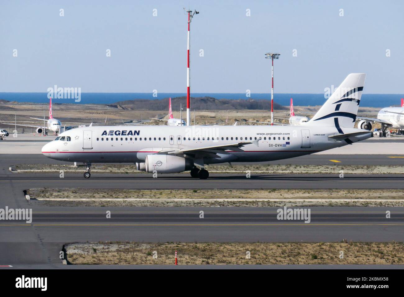 Aegean Airlines Airbus A320 avion commercial vu en train de rouler à  Istanbul New Airport LTFM IST en Turquie pendant une journée ensoleillée.  L'Airbus A320-232 à corps étroit possède l'enregistrement SX-DVH et