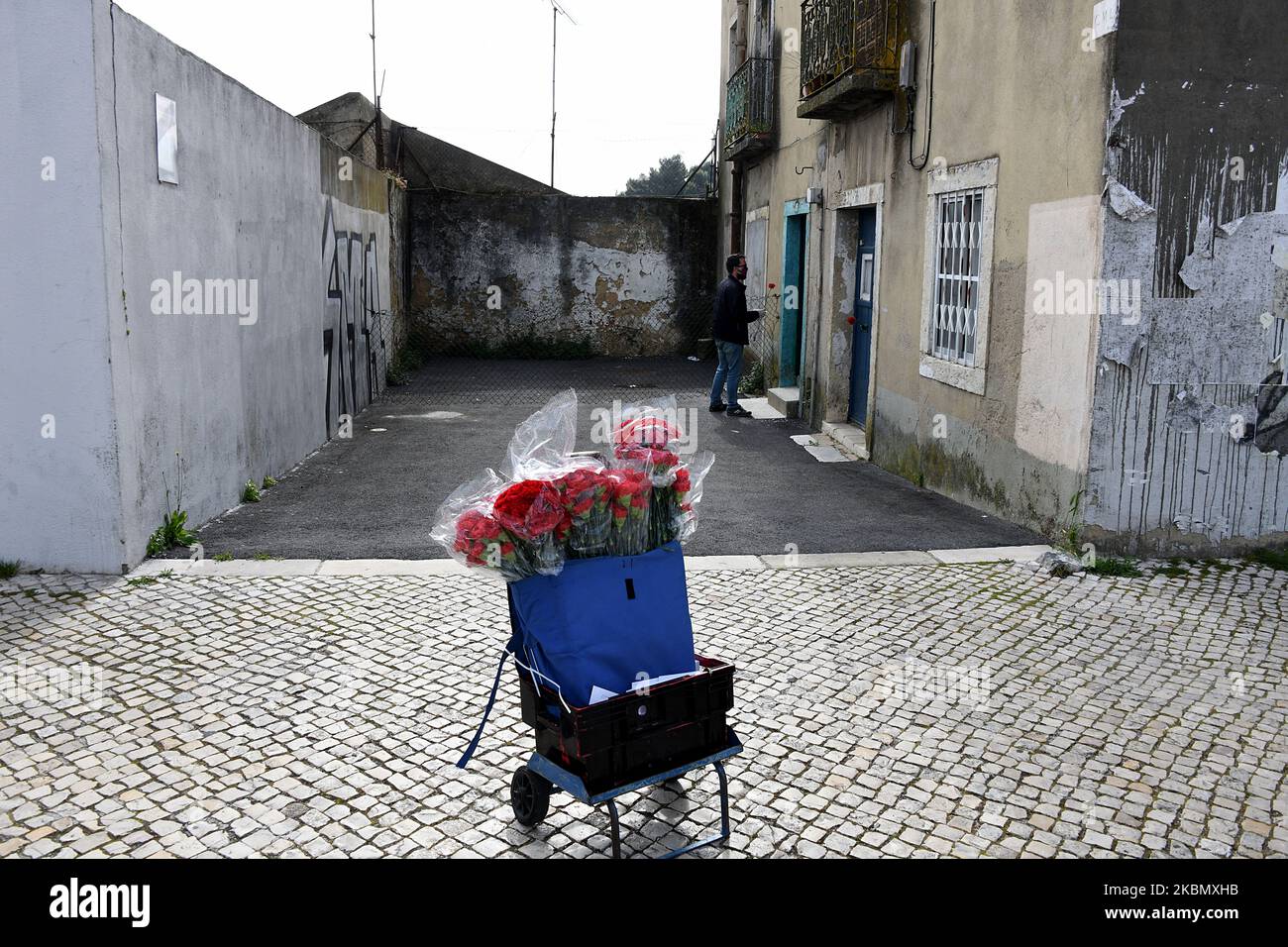 Les travailleurs du Conseil communautaire de Penha de França à Lisbonne, livrant des œillets pour commémorer la fin de la dictature, 25 avril 2020. Le pays étant toujours en état d'urgence en raison de la COVID-19 et soumis à un devoir général de mémoire, l'anniversaire de 25 avril 46th sera célébré principalement dans chaque foyer portugais. Les organisations chargées de célébrer la date de la fin de la dictature ont demandé aux citoyens de célébrer ce jour de chez eux. Les conseils communautaires ont mis en place des œillets de laisser dans les boîtes aux lettres des maisons et des bâtiments pour motiver les gens de ne pas oublier cela sa Banque D'Images