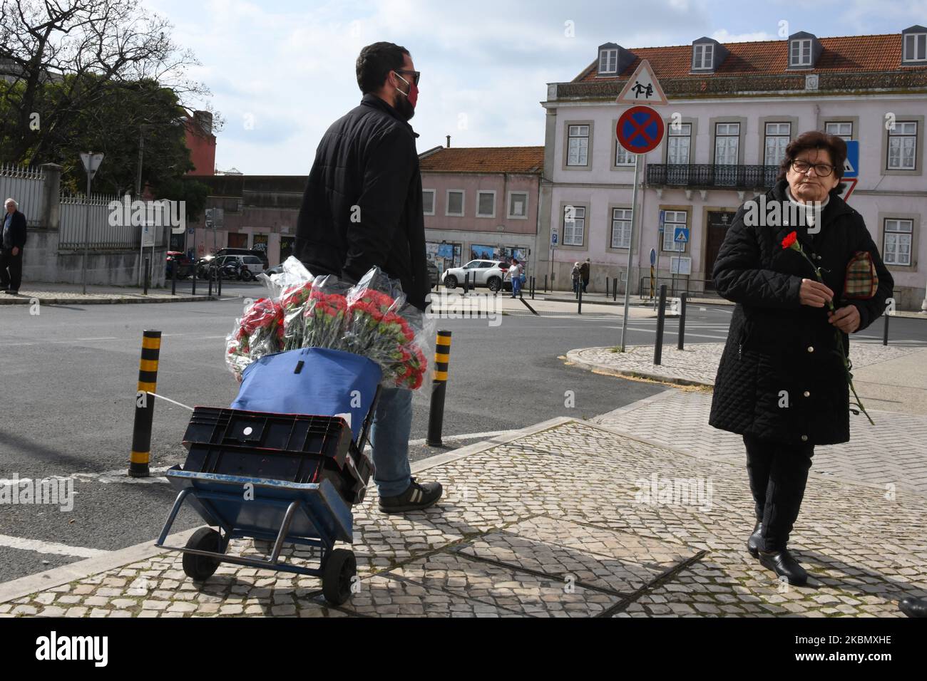 Les travailleurs du Conseil communautaire de Penha de França à Lisbonne, livrant des œillets pour commémorer la fin de la dictature, 25 avril 2020. Le pays étant toujours en état d'urgence en raison de la COVID-19 et soumis à un devoir général de mémoire, l'anniversaire de 25 avril 46th sera célébré principalement dans chaque foyer portugais. Les organisations chargées de célébrer la date de la fin de la dictature ont demandé aux citoyens de célébrer ce jour de chez eux. Les conseils communautaires ont mis en place des œillets de laisser dans les boîtes aux lettres des maisons et des bâtiments pour motiver les gens de ne pas oublier cela sa Banque D'Images