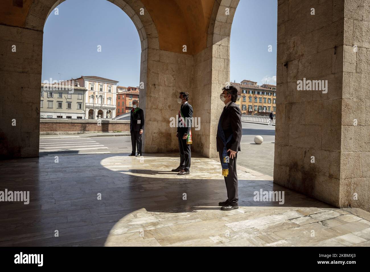 Cérémonie de célébration de la Journée de la libération à Pise, Italie, sur 25 avril 2020. Sans les gens dus au coronavirus pour l'événement n'en a pris qu'une partie, le maire de Pise, le président de la province, et le président de l'ANPI, Association nationale des partisans italiens. (Photo par Enrico Mattia Del Punta/NurPhoto) Banque D'Images