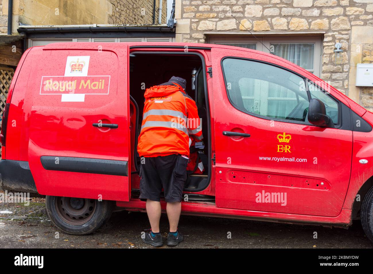 Le travailleur postal Royal Mail effectue des livraisons à Batheaston, Somerset, Angleterre, Royaume-Uni Banque D'Images