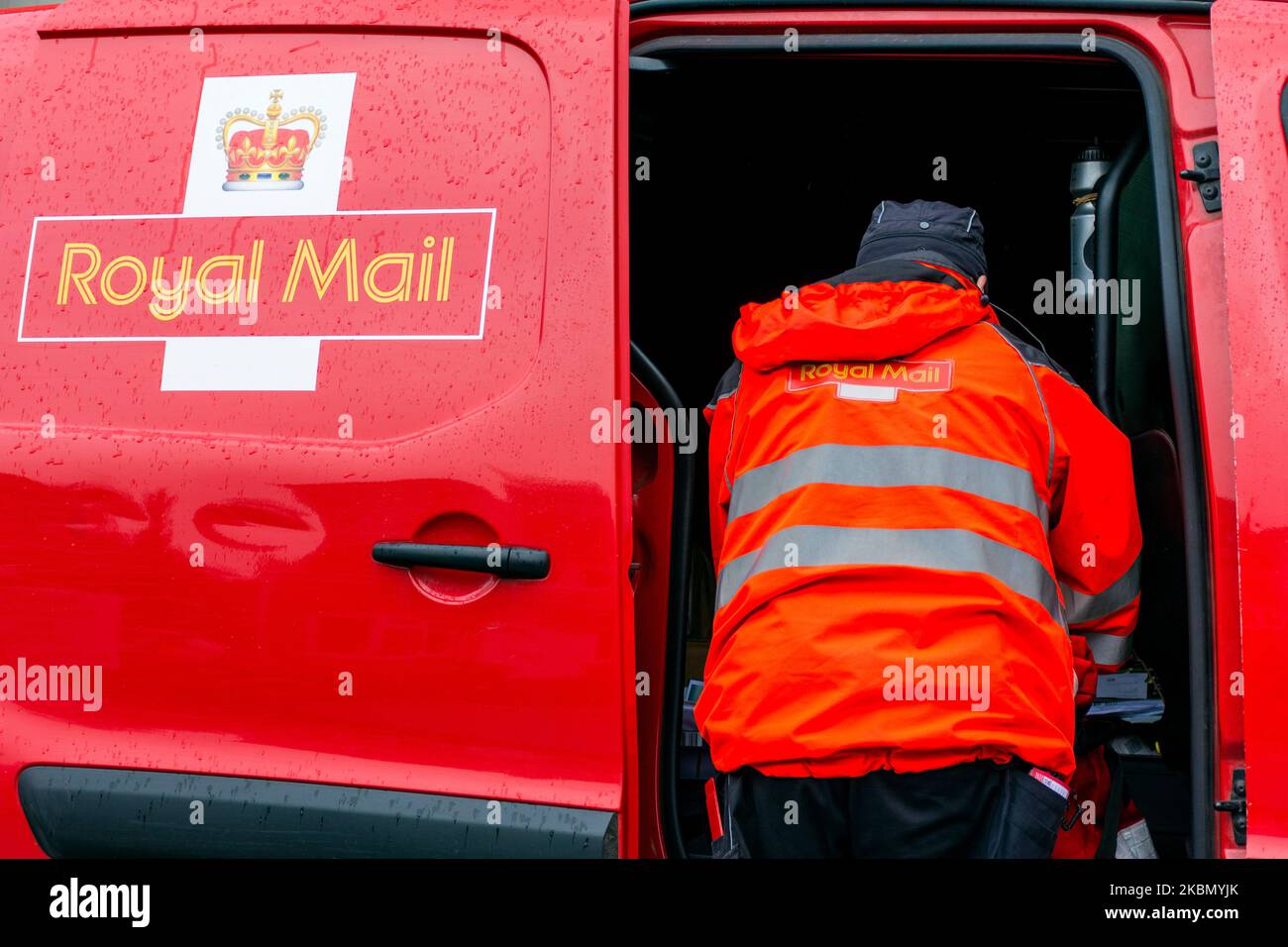 Le travailleur postal Royal Mail effectue des livraisons à Batheaston, Somerset, Angleterre, Royaume-Uni Banque D'Images