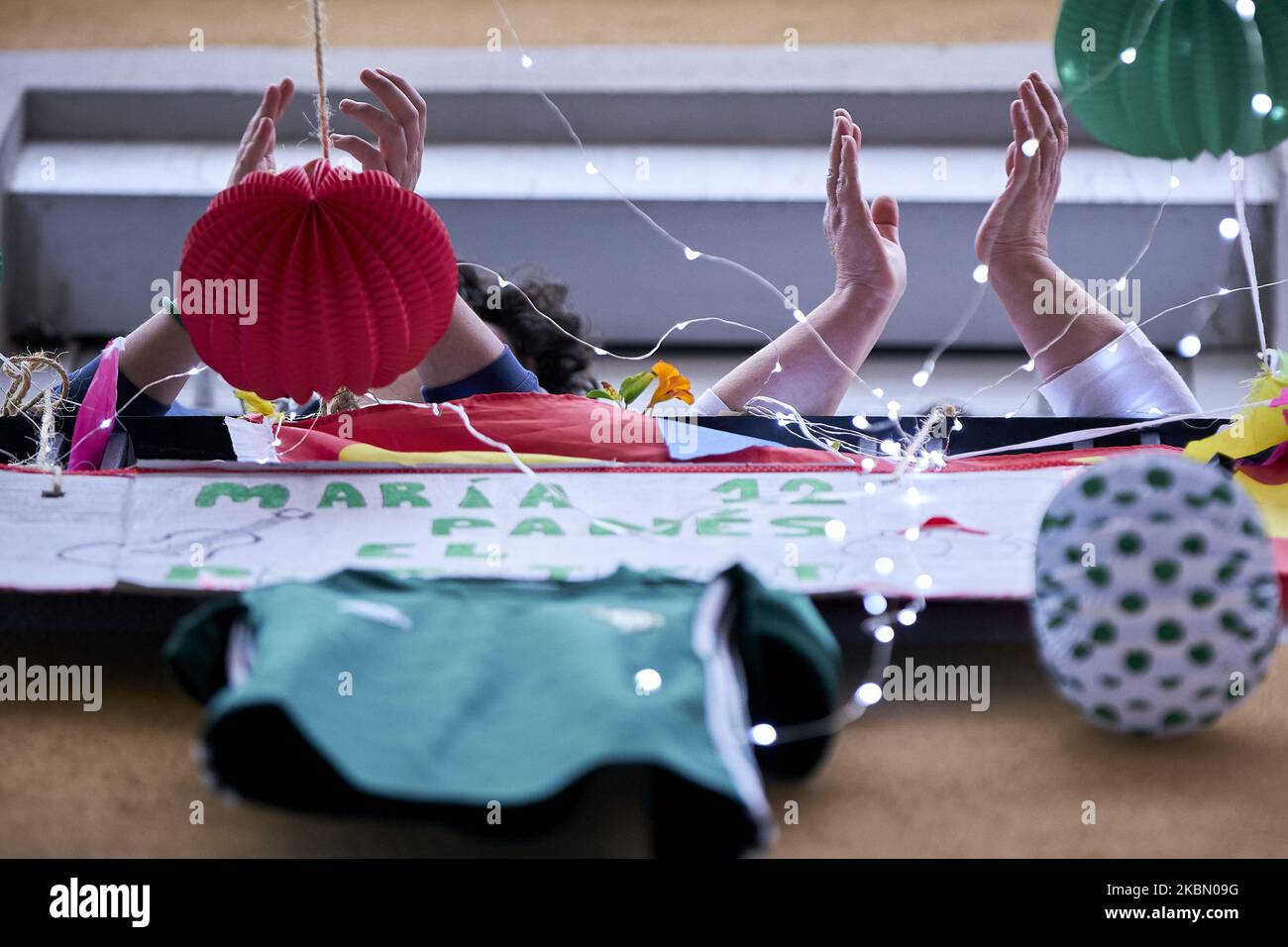 Les voisins de la rue Maria Panes à Madrid décorent la rue à l'occasion de la naissance de 'Feria de Abril' à Séville avec de la musique, des boissons et des drapeaux espagnols à Madrid, Espagne sur 25 avril 2020. (Photo de A. Ware/NurPhoto) Banque D'Images