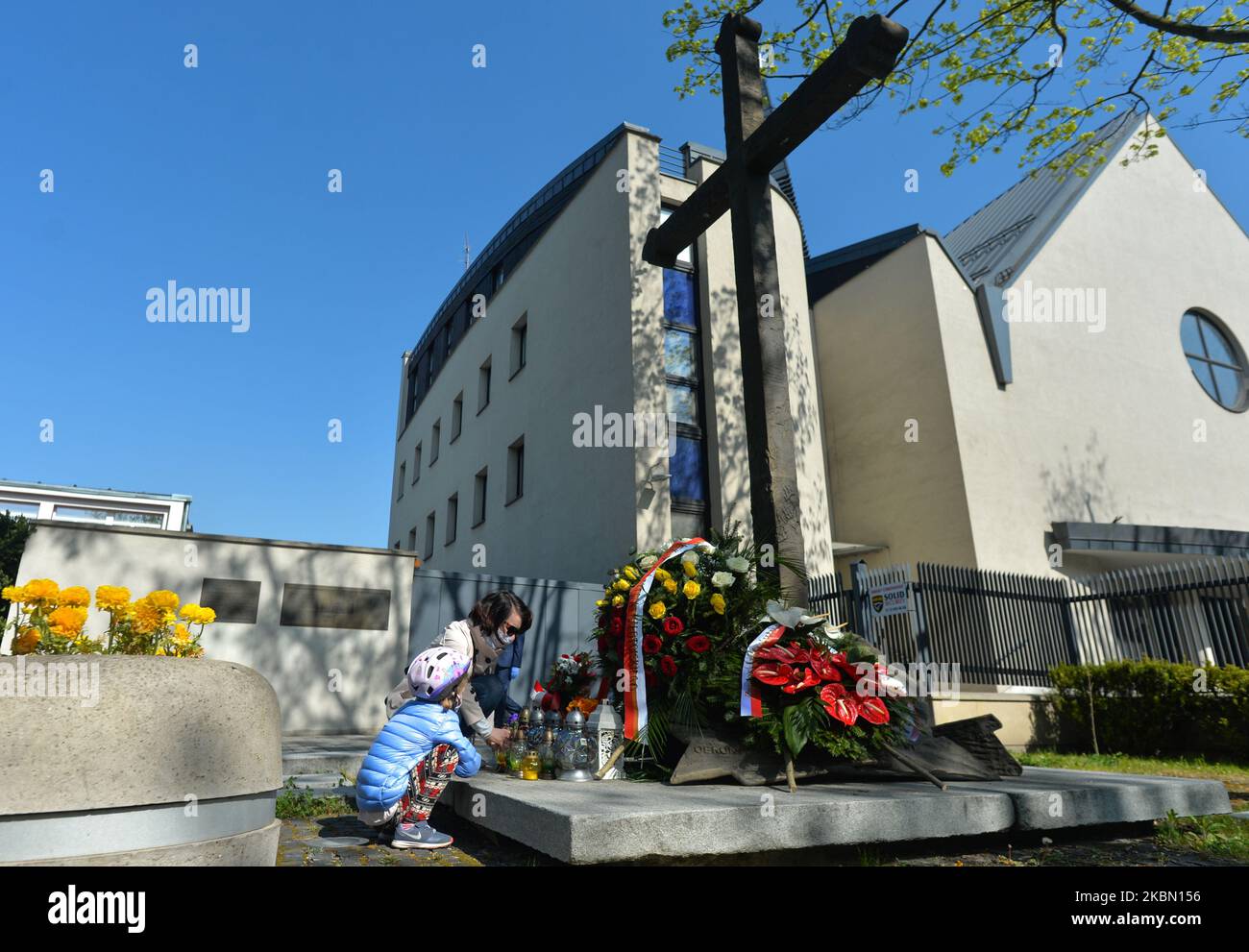 Les gens apportent des fleurs, des bougies et des couronnes au monument de la croix de Nowa Huta, sur le site marquant le 60th anniversaire des événements dramatiques entourant le retrait de la croix originale. Nowa Huta était une idée communiste de la ville socialiste parfaite, sans Dieu. Mais en 1950s, les locaux ont officiellement demandé au gouvernement communiste un permis de construction d'église et ont reçu une réponse positive en 1956. En 1957, une croix fut mise en place et consacrée sur le site de la construction de l'église prévue. Pourtant, au début de 1960, les autorités ont retiré le permis de construire et, le 27th avril 1960, une équipe de travailleurs a été formée Banque D'Images