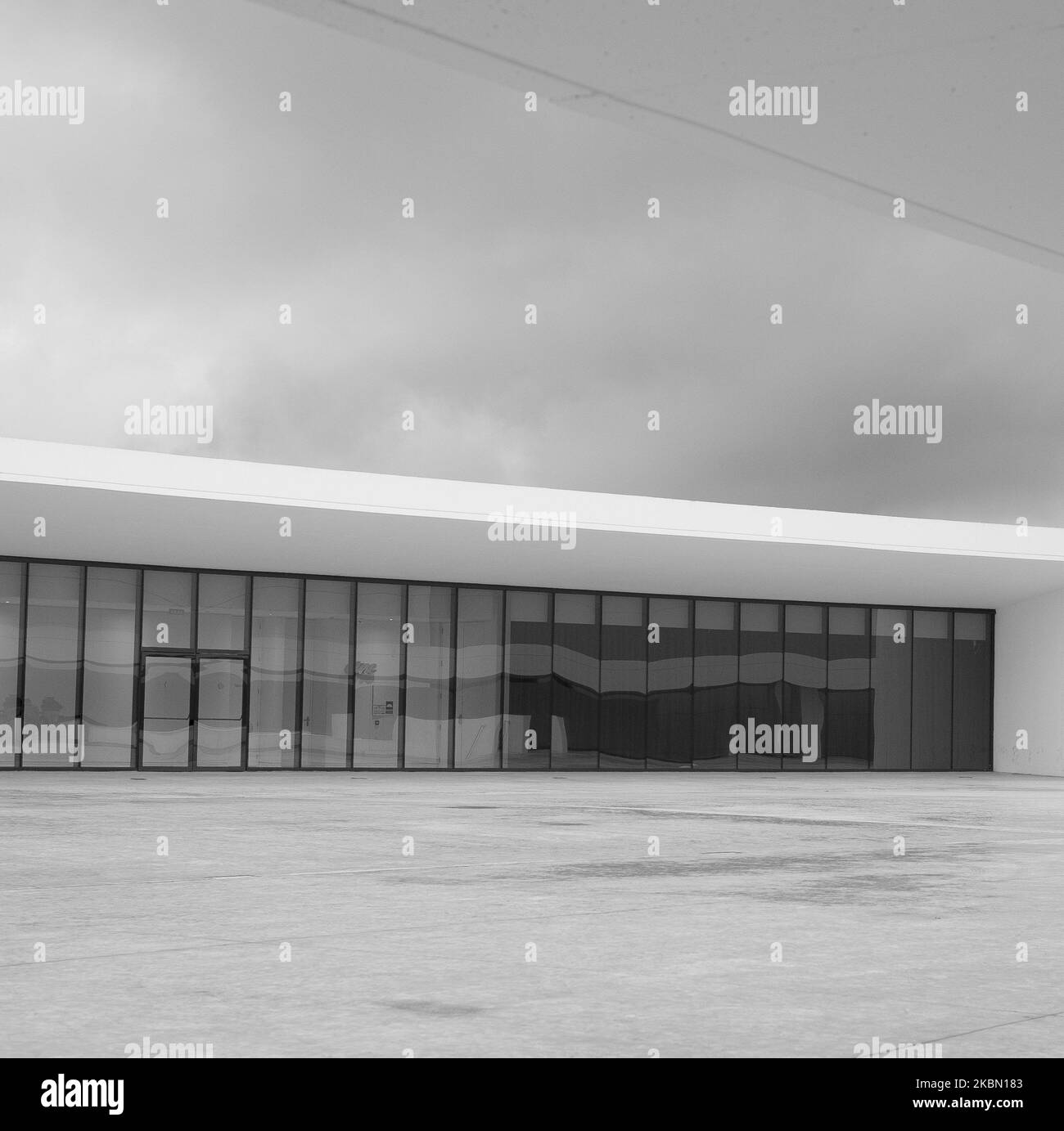 Le site de construction du Centre culturel Oscar Niemeyer est visible sur , dans la ville d'Aviles, dans le nord de l'Espagne. Le légendaire architecte brésilien Oscar Niemeyer a fêté son anniversaire de naissance en 103rd sur 15 décembre 2010, alors qu'Aviles inaugure le même jour le Centre culturel éponyme. Plus célèbre pour avoir conçu la capitale ultramoderne du Brésil, Brasilia, Niemeyer a conçu plus de 600 projets dans le monde et créé certains des bâtiments les plus distinctifs du pays. (Photo par Oscar Gonzalez/NurPhoto) Banque D'Images