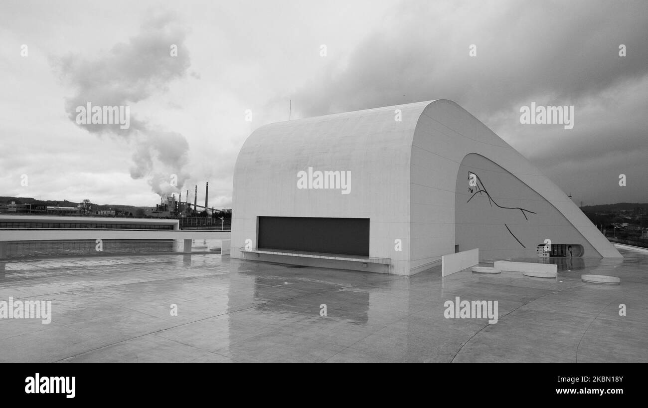 Le site de construction du Centre culturel Oscar Niemeyer est visible sur , dans la ville d'Aviles, dans le nord de l'Espagne. Le légendaire architecte brésilien Oscar Niemeyer a fêté son anniversaire de naissance en 103rd sur 15 décembre 2010, alors qu'Aviles inaugure le même jour le Centre culturel éponyme. Plus célèbre pour avoir conçu la capitale ultramoderne du Brésil, Brasilia, Niemeyer a conçu plus de 600 projets dans le monde et créé certains des bâtiments les plus distinctifs du pays. (Photo par Oscar Gonzalez/NurPhoto) Banque D'Images