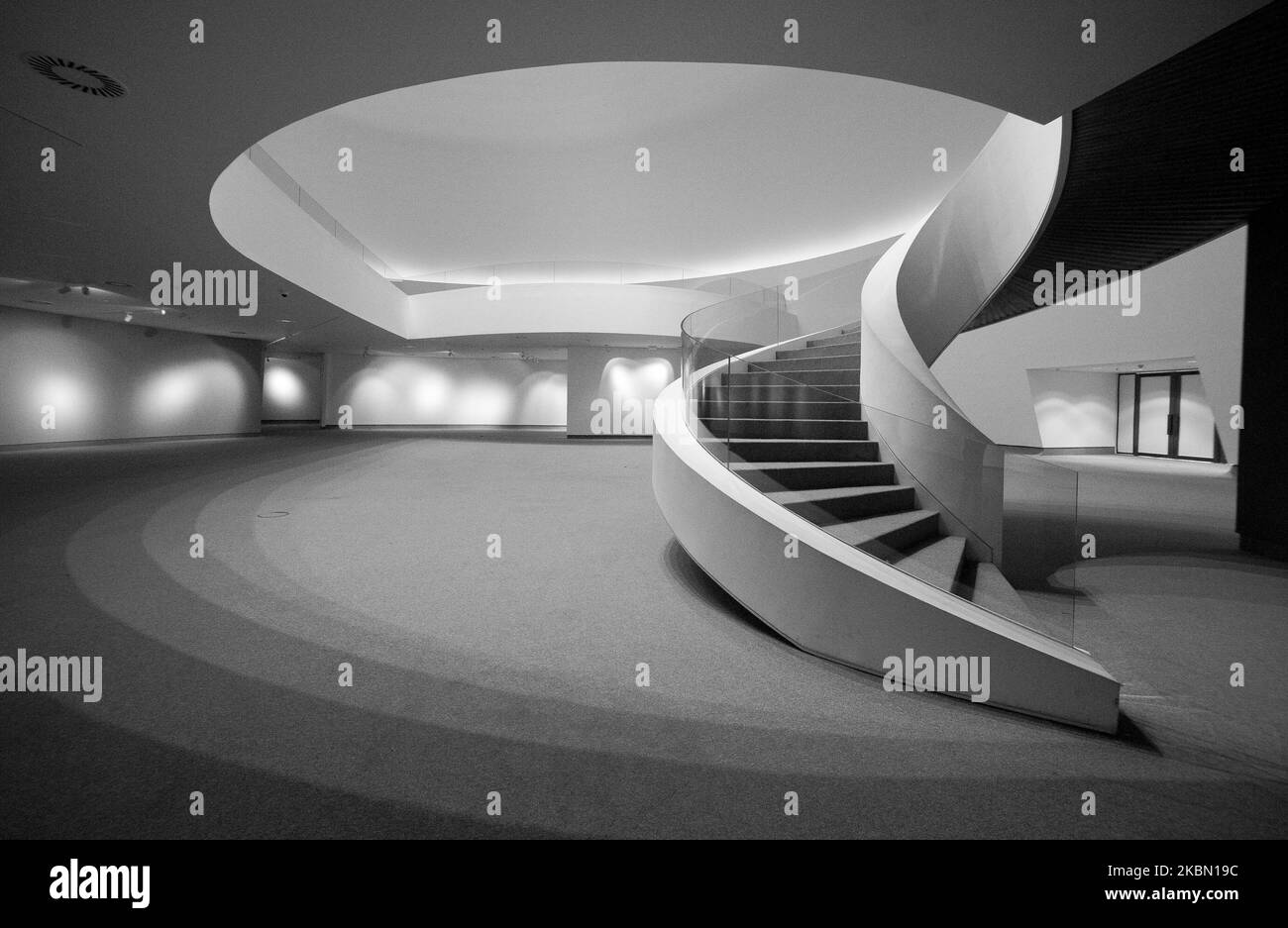 Le site de construction du Centre culturel Oscar Niemeyer est visible sur , dans la ville d'Aviles, dans le nord de l'Espagne. Le légendaire architecte brésilien Oscar Niemeyer a fêté son anniversaire de naissance en 103rd sur 15 décembre 2010, alors qu'Aviles inaugure le même jour le Centre culturel éponyme. Plus célèbre pour avoir conçu la capitale ultramoderne du Brésil, Brasilia, Niemeyer a conçu plus de 600 projets dans le monde et créé certains des bâtiments les plus distinctifs du pays. (Photo par Oscar Gonzalez/NurPhoto) Banque D'Images