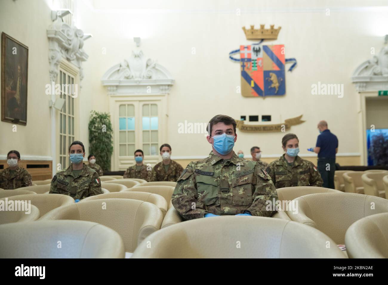 Une infirmière de l'armée italienne portant un masque de protection lors de la présentation de l'équipe de l'armée qui participera aux hôpitaux du Piémont dans la lutte contre le virus, à Turin, Italie, sur 27 avril 2020. (Photo de Mauro Ujetto/NurPhoto) Banque D'Images