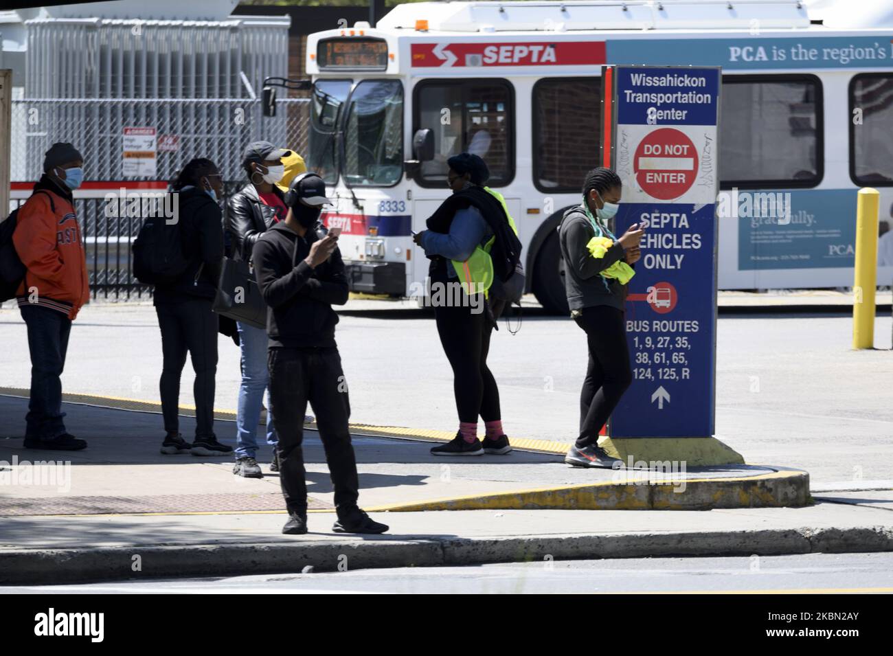 Les gens attendent un bus au centre de transport de Wissahickon, dans le nord-ouest de Philadelphie, en Pennsylvanie, sur 28 avril 2020. (Photo de Bastiaan Slabbers/NurPhoto) Banque D'Images
