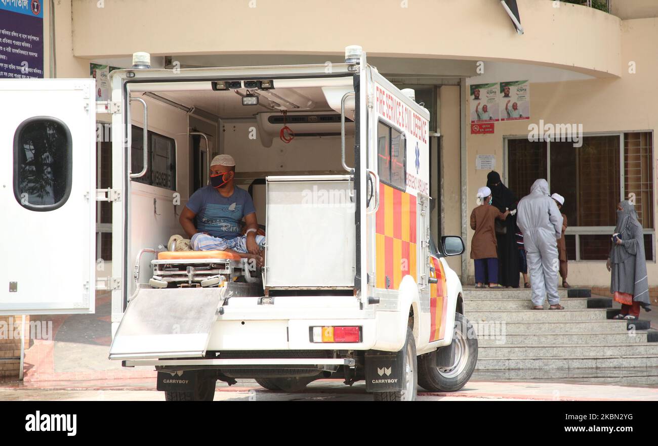 Un patient soupçonné d'être infecté par le COVID-19 s'assoit dans une ambulance alors qu'il attend d'être admis dans un hôpital de Dhaka, au Bangladesh, au 29 avril 2020. (Photo de Sony Ramany/NurPhoto) Banque D'Images