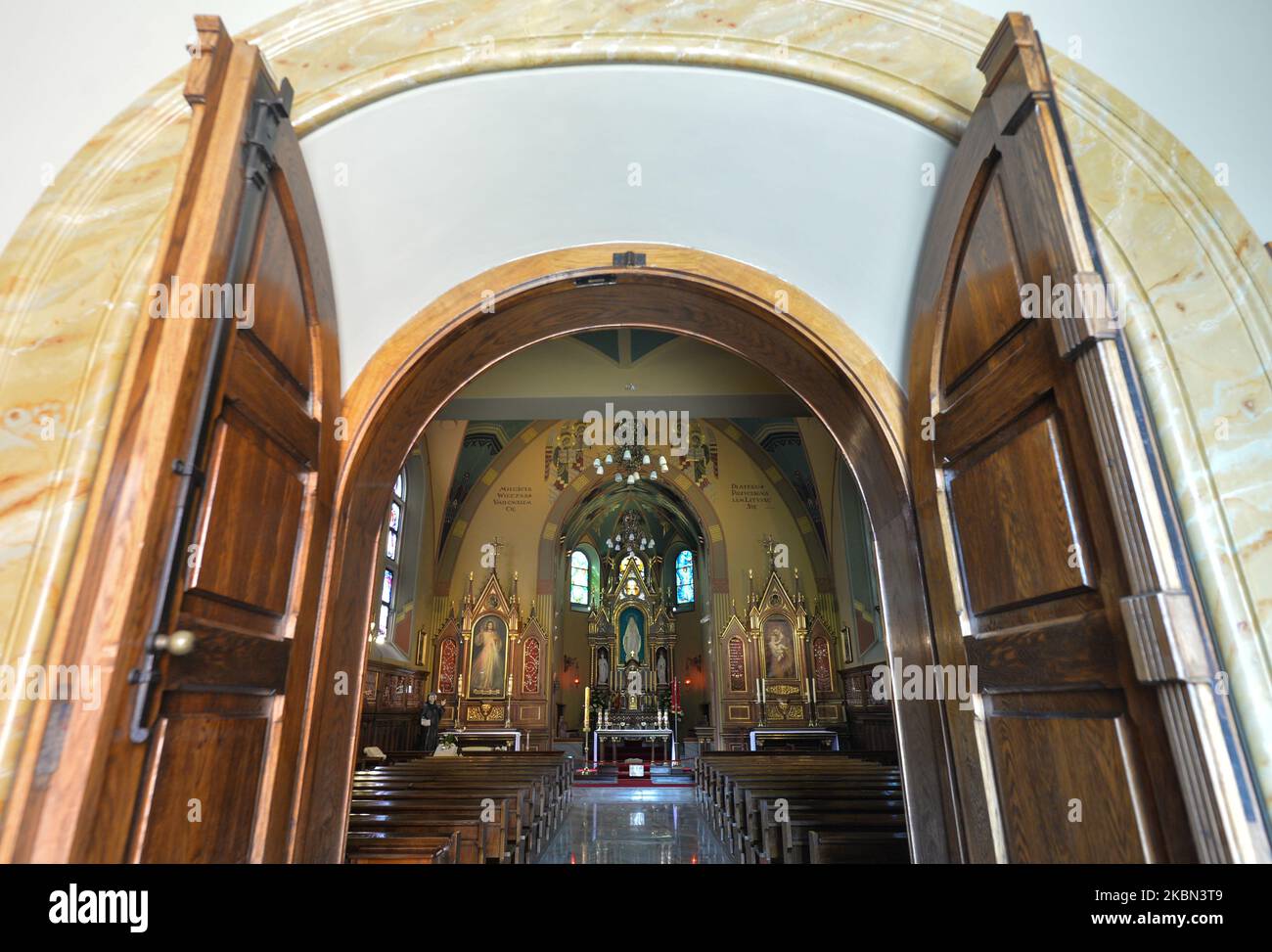 Une vue sur une chapelle de l'image miraculeuse du Jésus miséricordieux et de la tombe de Saint Faustina, vue à l'intérieur du complexe monastère des Sœurs de notre-Dame de la Miséricorde à Cracovie, à la veille de l'anniversaire de la canonisation de soeur Faustina en 20th. Maria Faustyna Kowalska, également connue sous le nom de sœur Maria Faustina du Saint Sacrement, était une religieuse catholique polonaise. Ses apparitions de Jésus-Christ ont inspiré la dévotion catholique romaine à la Divine Miséricorde. L'Église catholique romaine a canonisé sœur Faustina comme saint le 30 avril 2000. Mercredi, 29 avril 2020, à Lagiewniki, Cracovie, Pologne. (P Banque D'Images