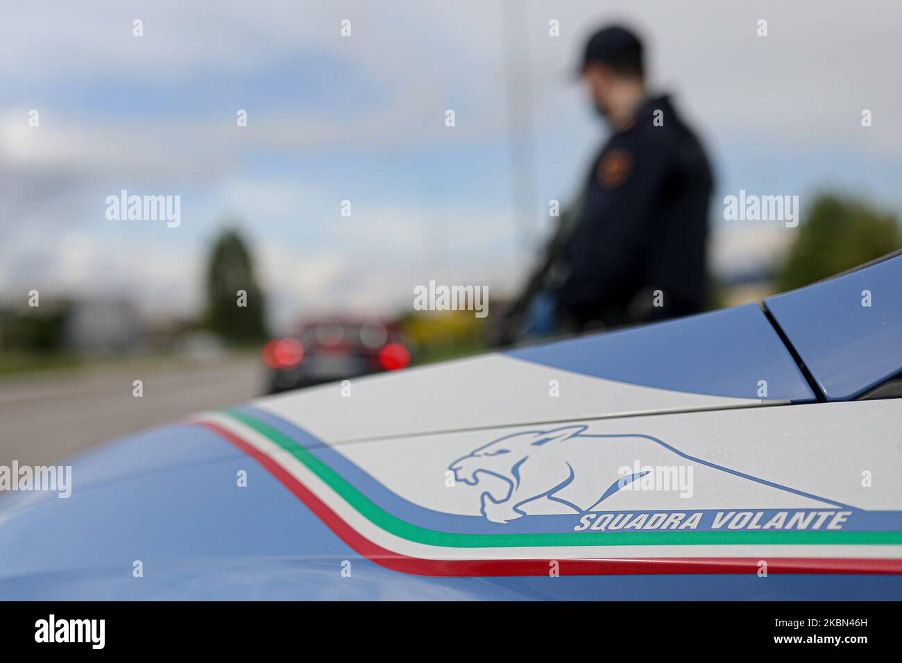 Poste de contrôle de la police pendant la pandémie COVID-19 en Italie sur 28 avril 2020 à Carpi, en Italie. (Photo par Emmanuele Ciancaglini/NurPhoto) Banque D'Images