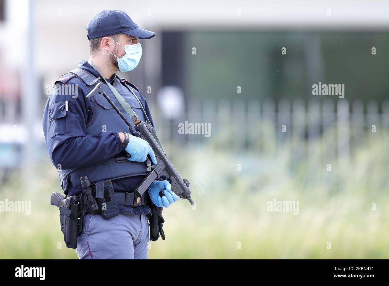 Poste de contrôle de la police pendant la pandémie COVID-19 en Italie sur 28 avril 2020 à Carpi, en Italie. (Photo par Emmanuele Ciancaglini/NurPhoto) Banque D'Images