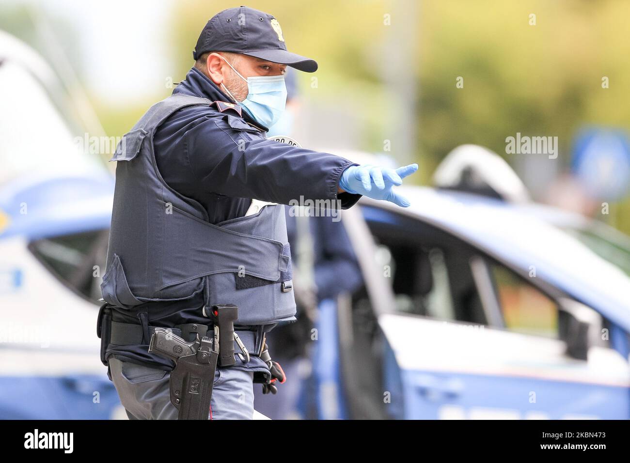 Poste de contrôle de la police pendant la pandémie COVID-19 en Italie sur 28 avril 2020 à Carpi, en Italie. (Photo par Emmanuele Ciancaglini/NurPhoto) Banque D'Images