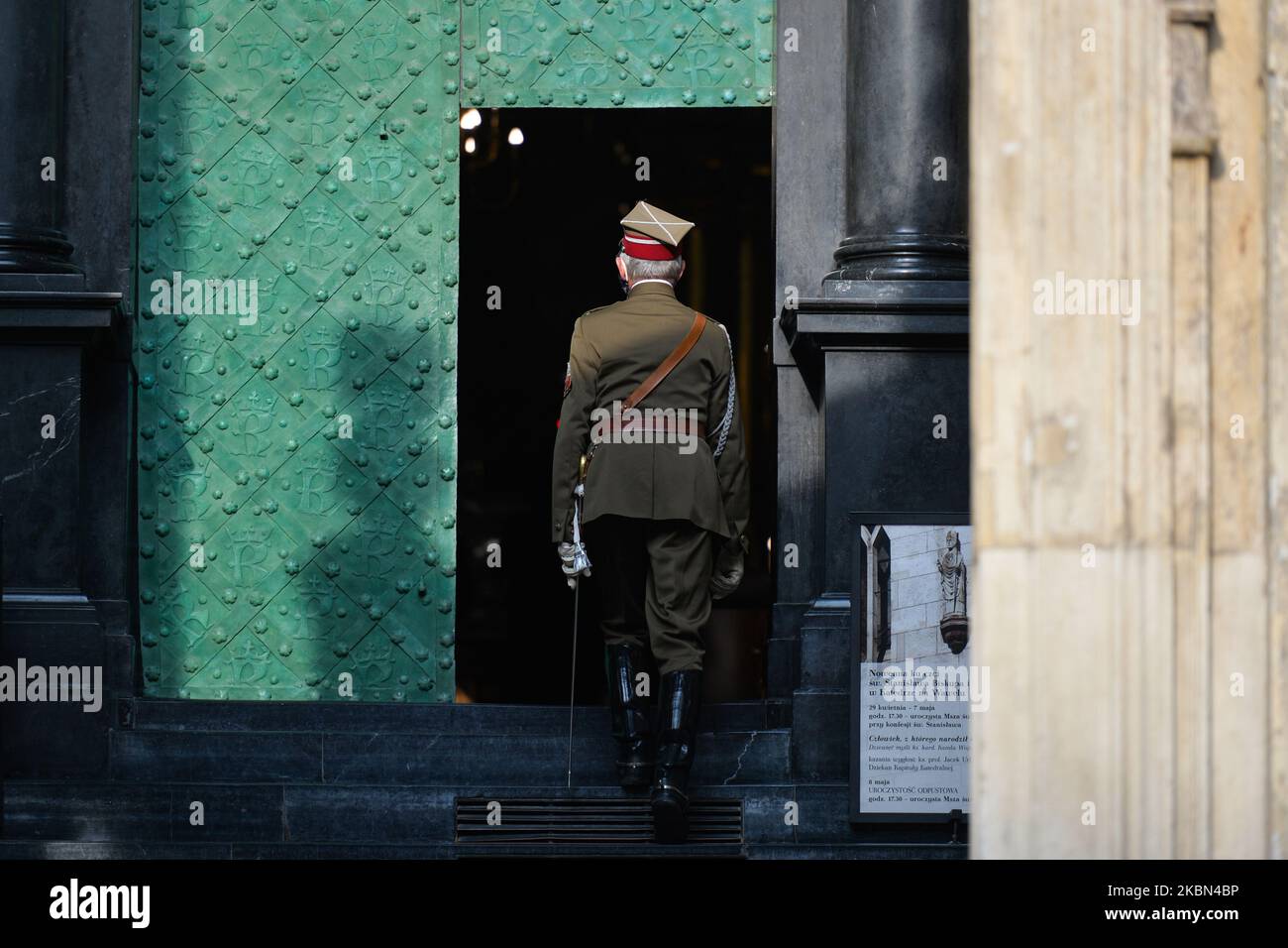 Un homme portant l'uniforme de l'armée polonaise arrive à la cathédrale de Wawel pour une cérémonie marquant le 75th anniversaire de la libération des anciens camps de concentration et d'extermination allemands nazis à Sachsenhausen, Dachau et Ravensbruck. L'initiative de célébrer cette messe est venue des associations des derniers prisonniers et de leurs familles (ne Cedat Academia et la famille Ravensbruck) après que les célébrations du 75th anniversaire de la libération des camps en Allemagne ont été annulées par la partie allemande. Les derniers prisonniers survivants de ces camps ont assisté à la cérémonie : le Dr Wanda Poltawska an Banque D'Images